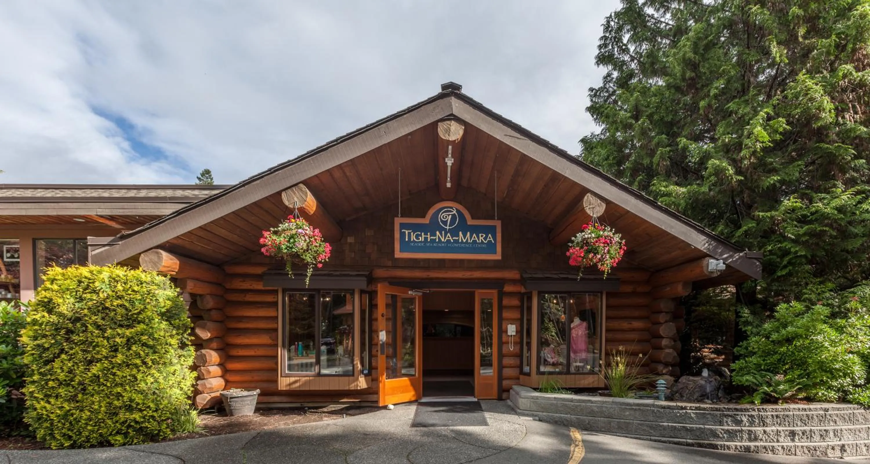 Lobby or reception in Tigh-Na-Mara Seaside Spa Resort