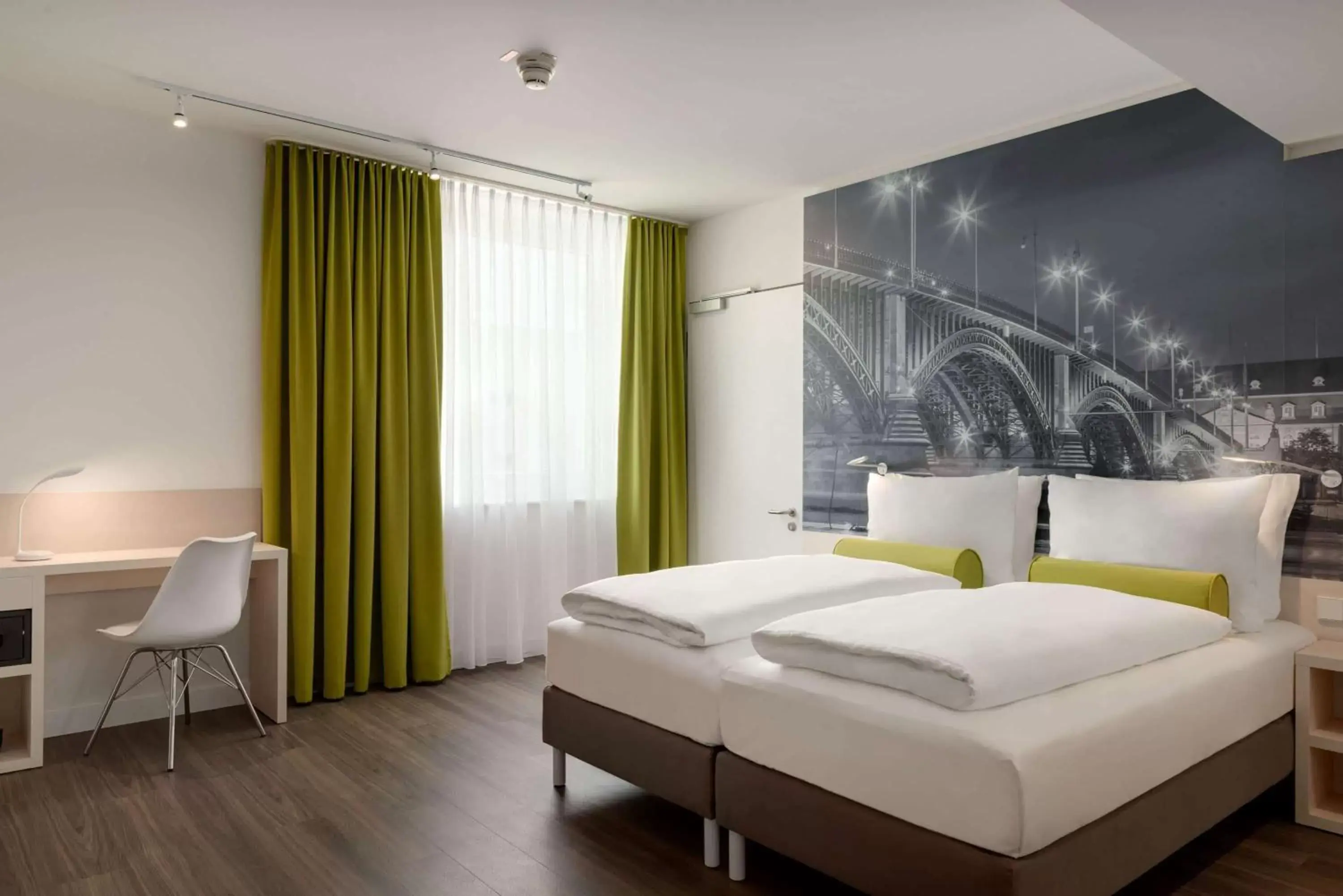 Photo of the whole room, Bed in Super 8 by Wyndham Mainz Zollhafen