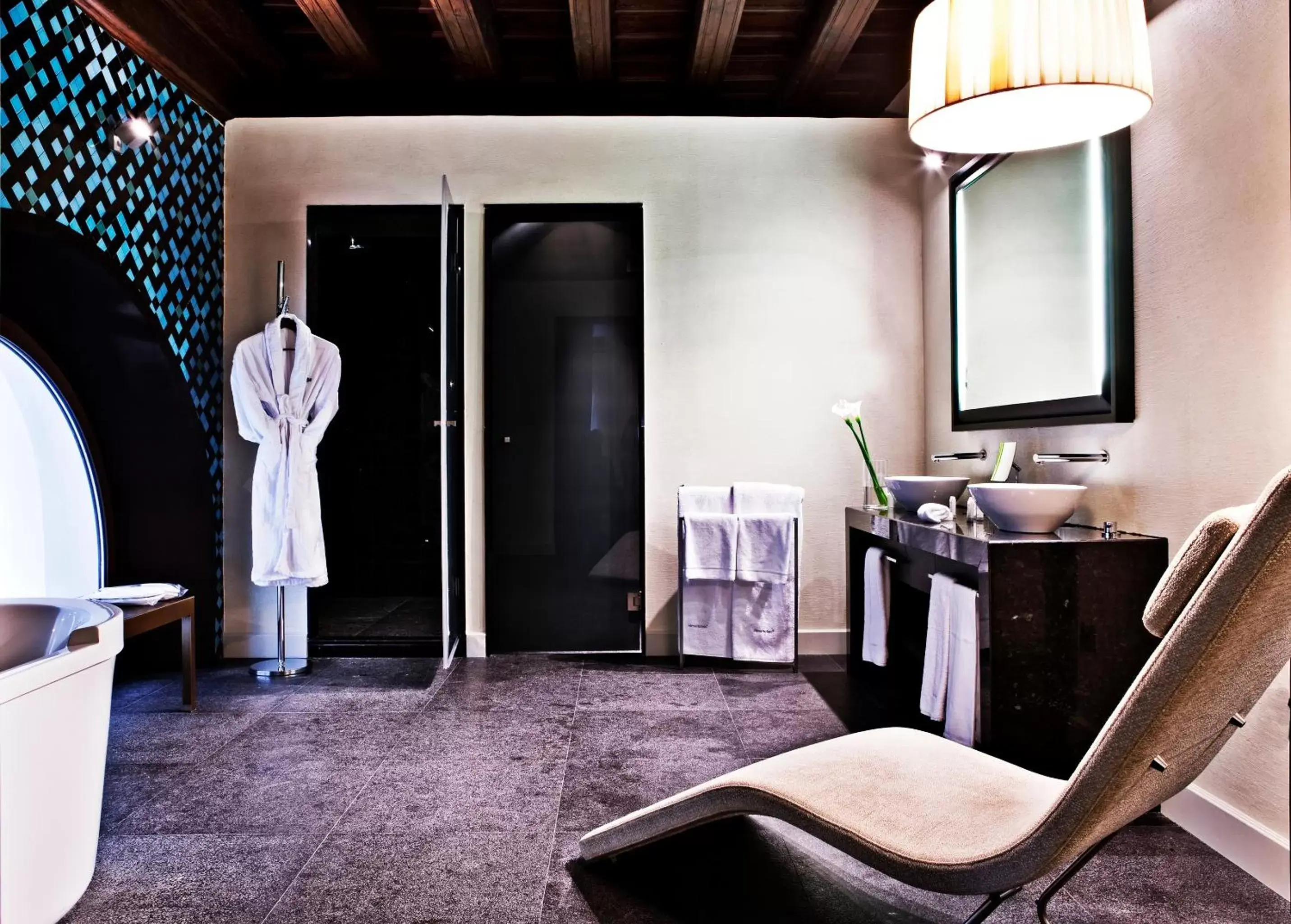 Bathroom, TV/Entertainment Center in CoolRooms Palacio Villapanés