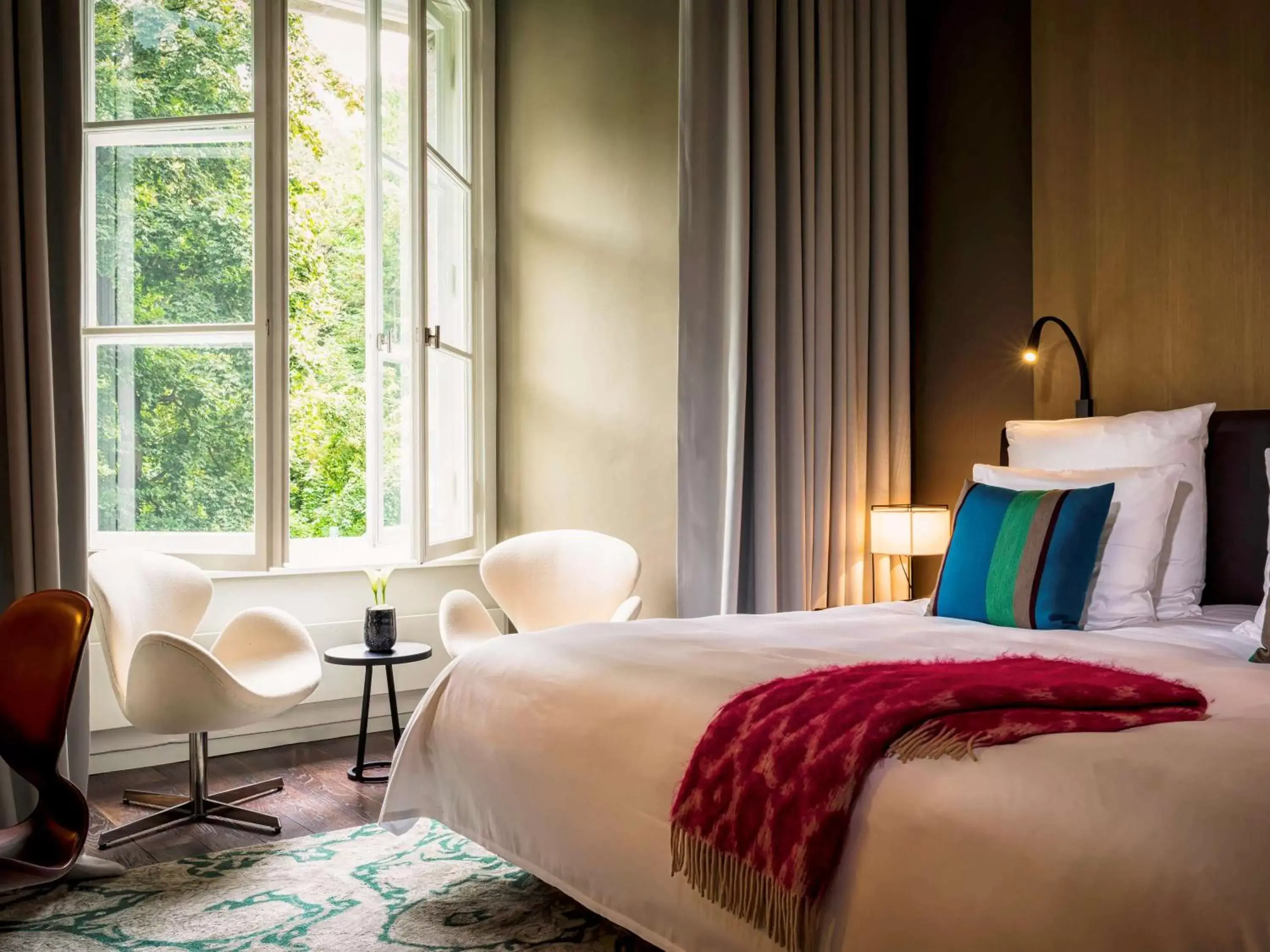 Coffee/tea facilities, Bed in SO/ Berlin Das Stue Coffee/tea facilities, Bed in SO/ Berlin Das Stue