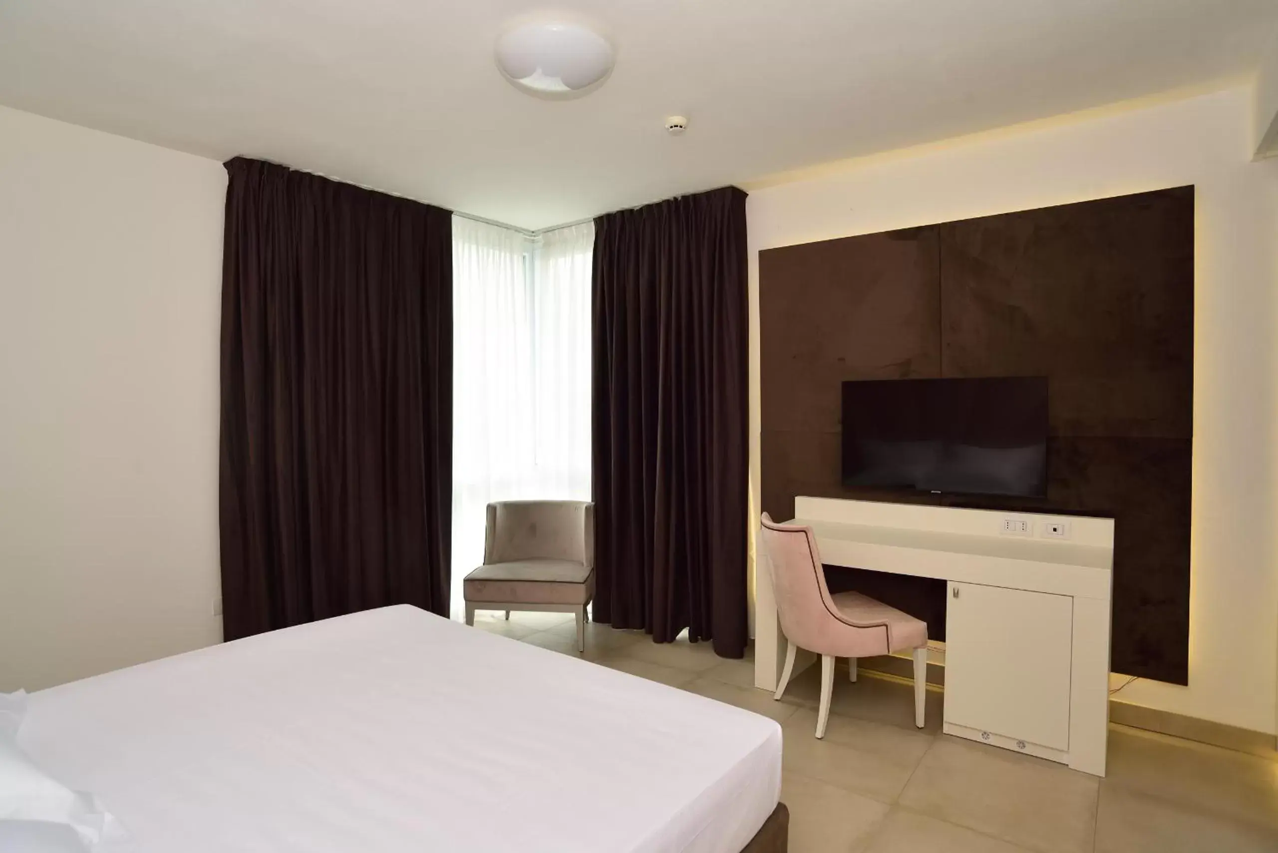 Bedroom, TV/Entertainment Center in M2 Hotel