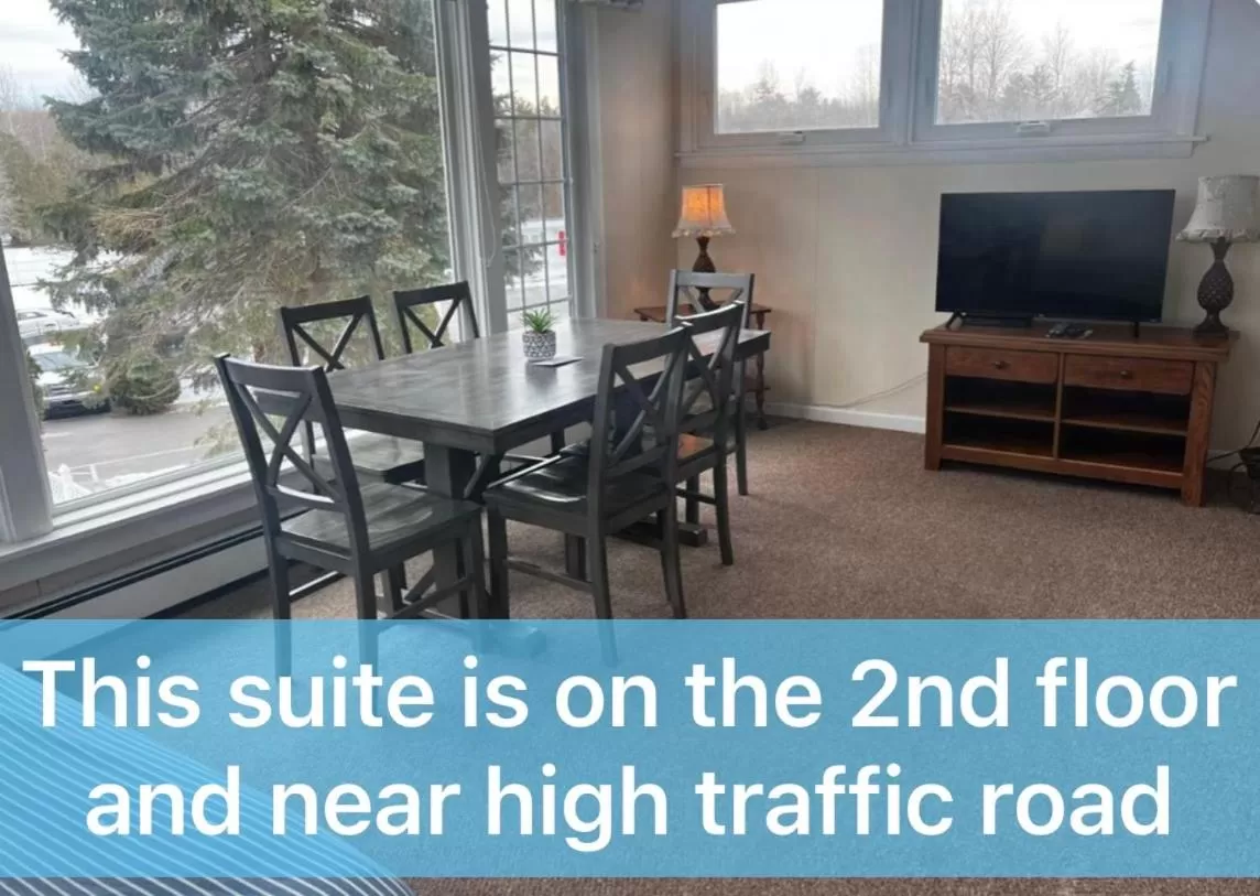 Deluxe Queen Suite in Claddagh Motel & Suites