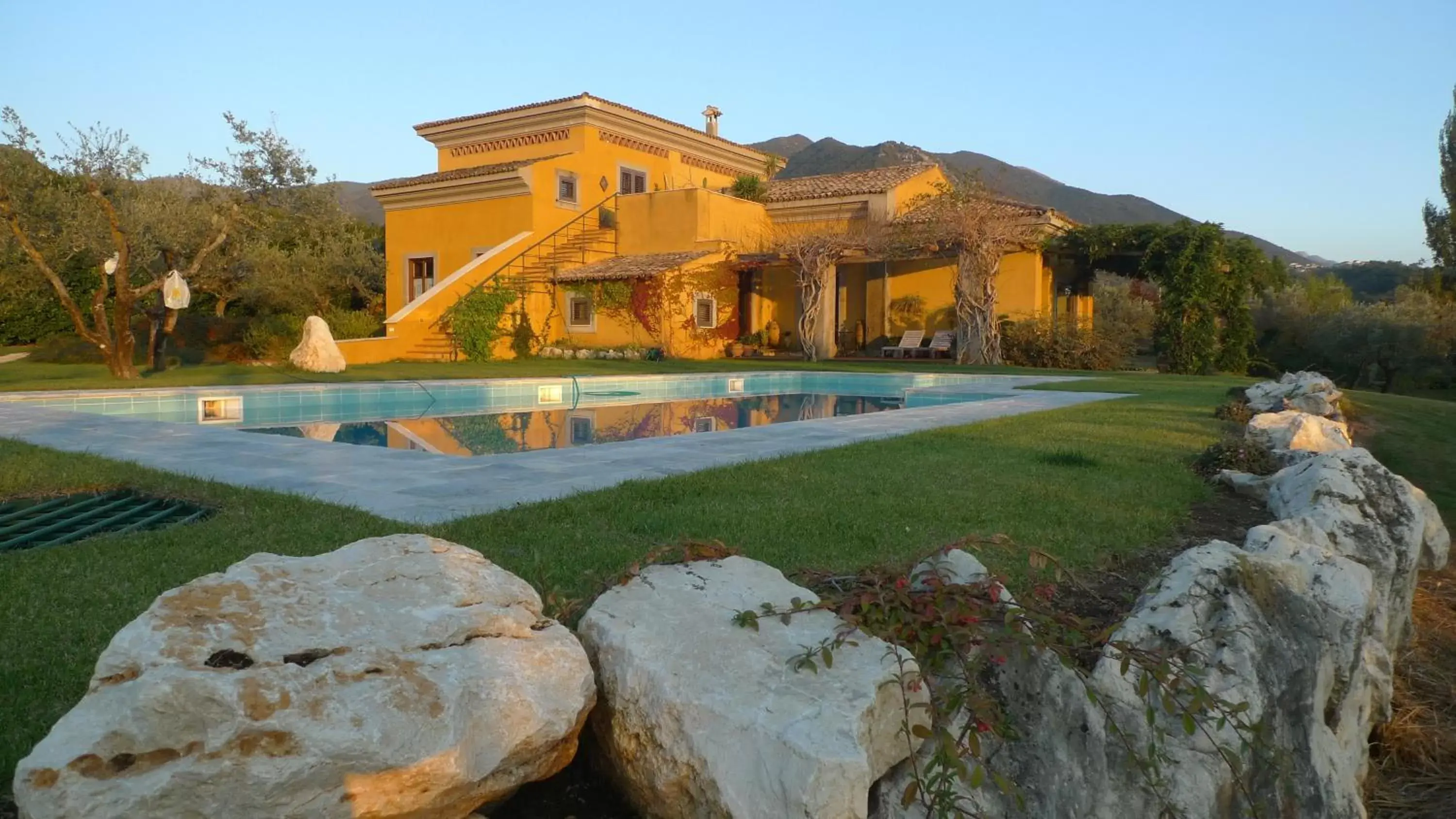 Facade/entrance, Property Building in Le Ninfee