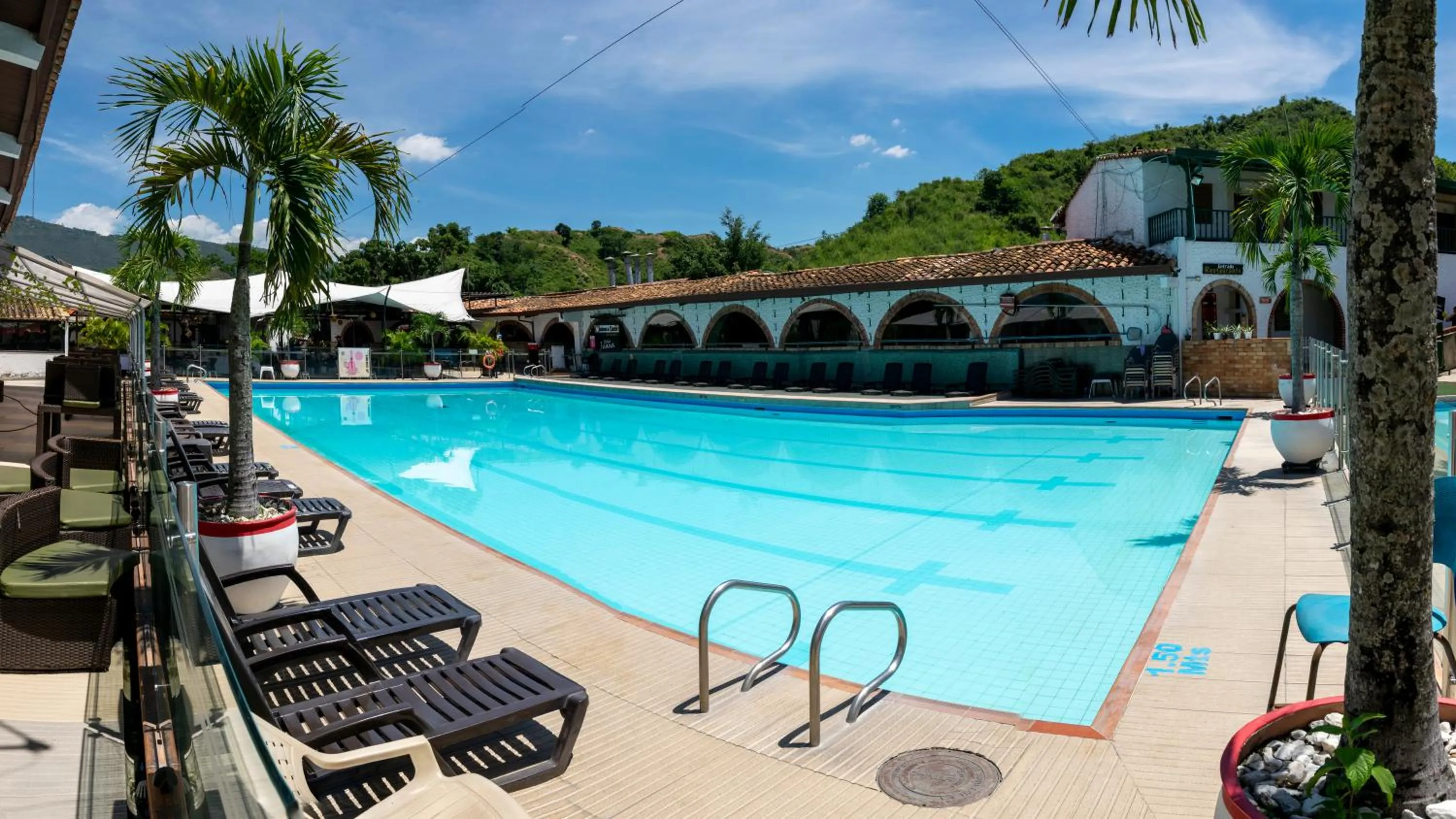 Swimming pool in Hotel San Juan Internacional