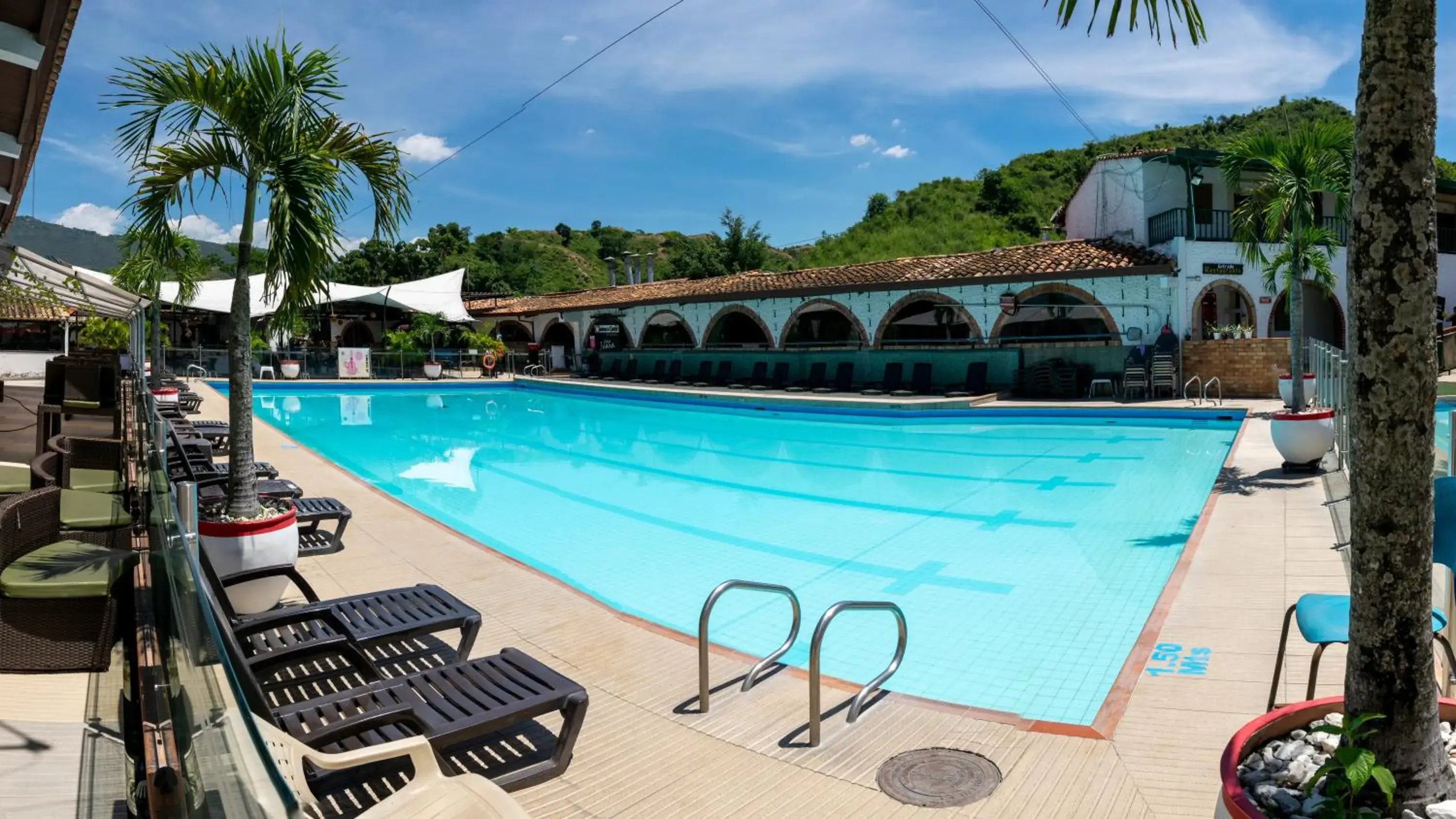 Swimming Pool in Hotel San Juan Internacional