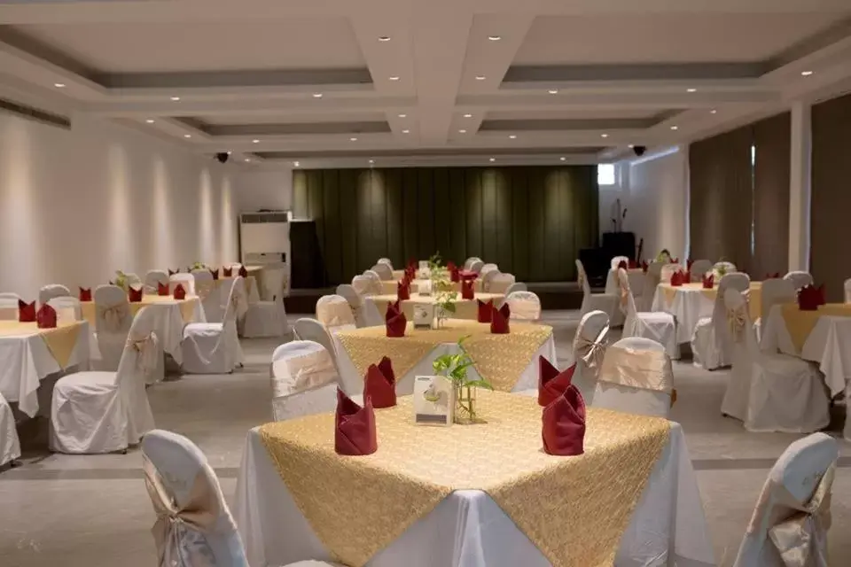 Restaurant/places to eat, Banquet Facilities in Mittapan Hotel