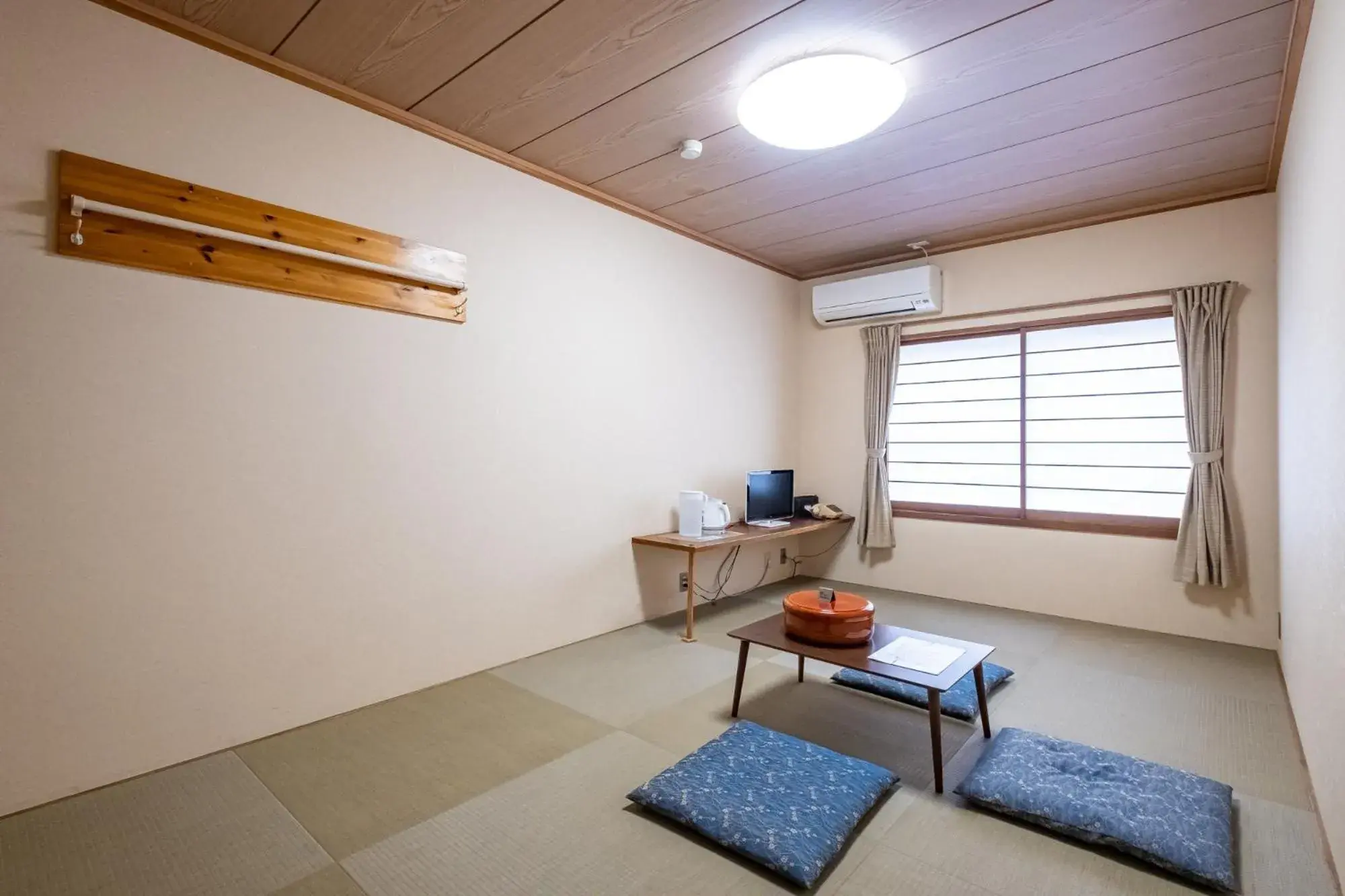 air conditioner, Seating Area in Kawaguchiko Station Inn