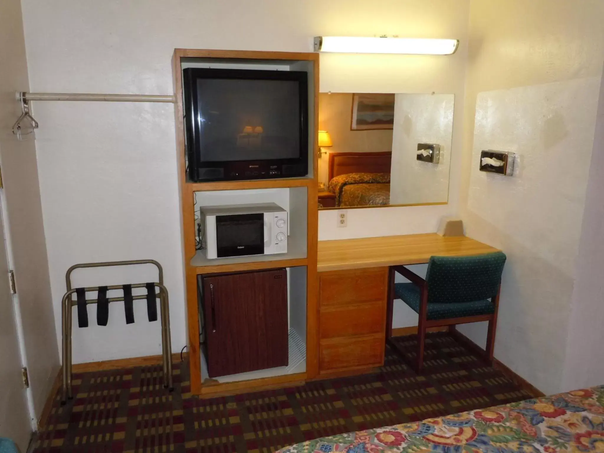 TV and multimedia, TV/Entertainment Center in Value Inn