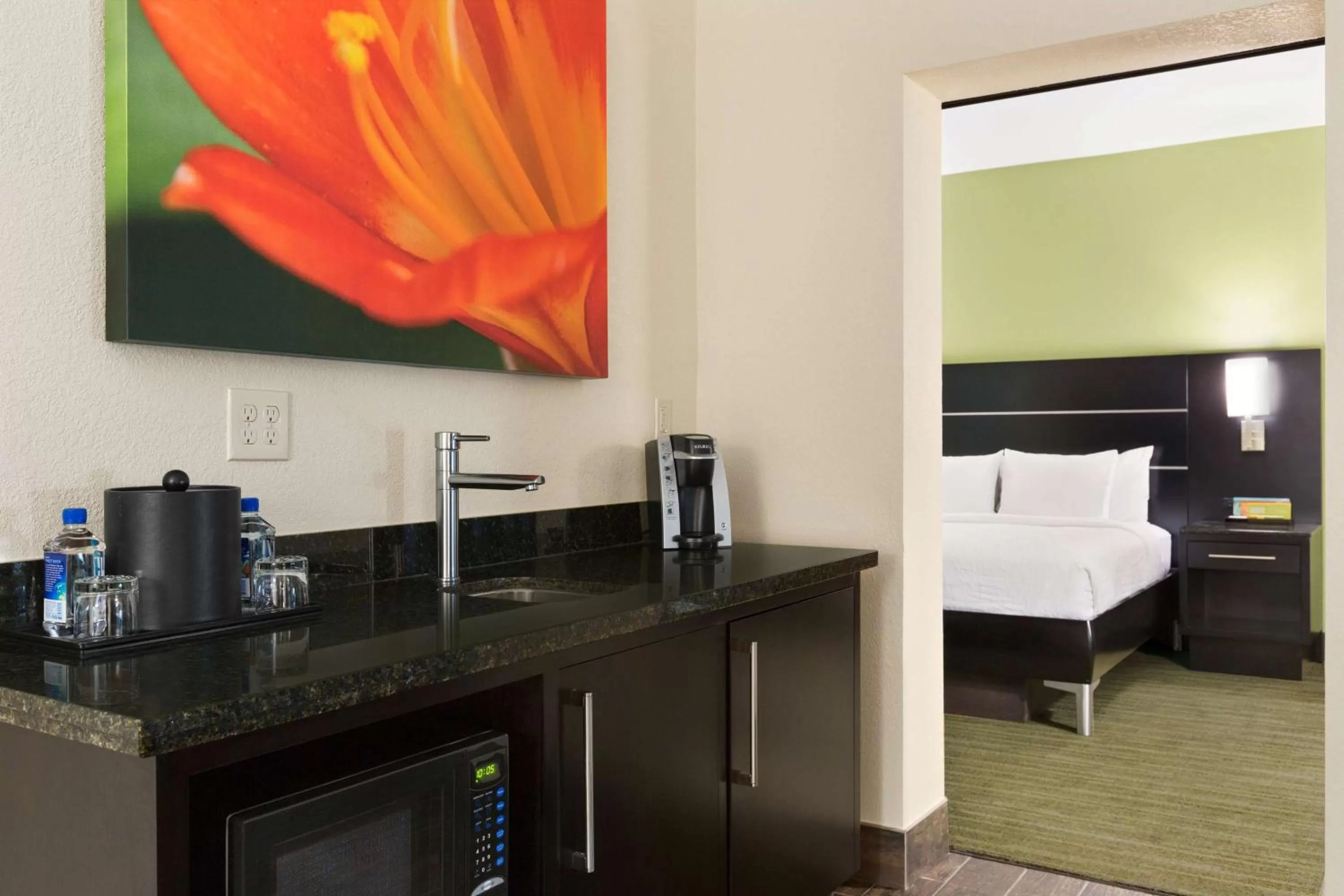 Kitchen or kitchenette, Bed in Hilton Garden Inn Houston Northwest