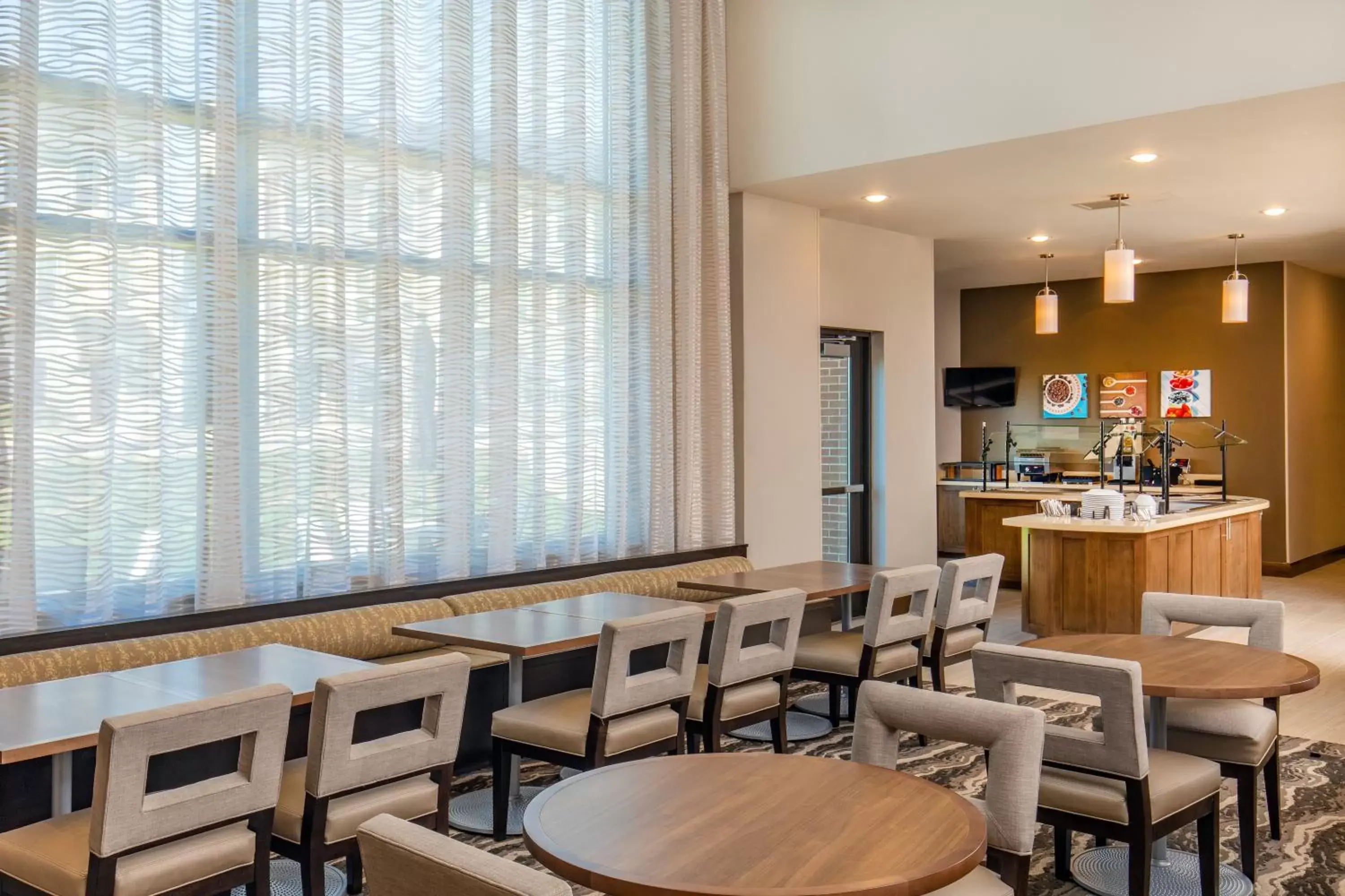 Breakfast, Restaurant/Places to Eat in Staybridge Suites Charlottesville Airport, an IHG Hotel