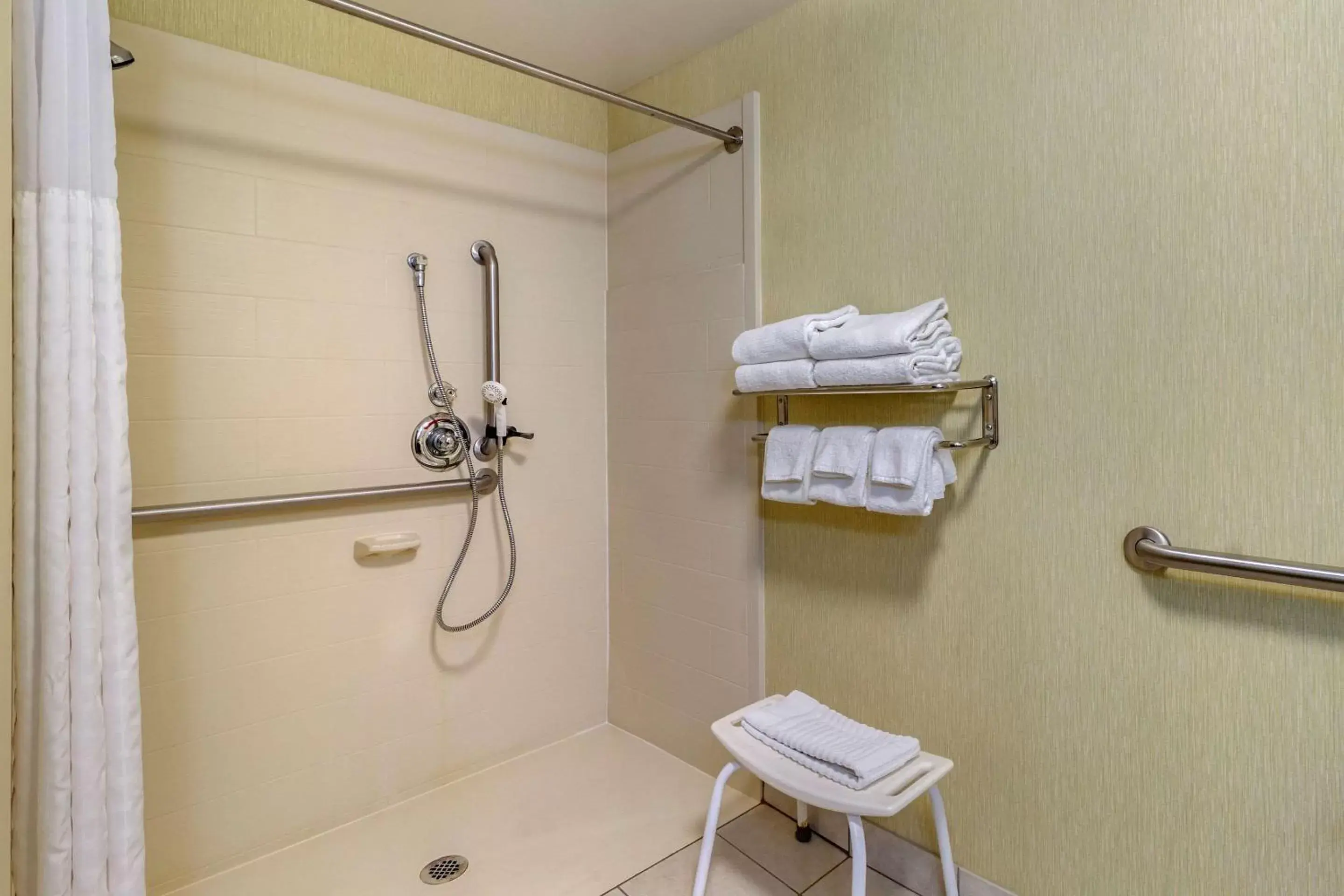 Bedroom, Bathroom in Comfort Suites Knoxville West - Farragut