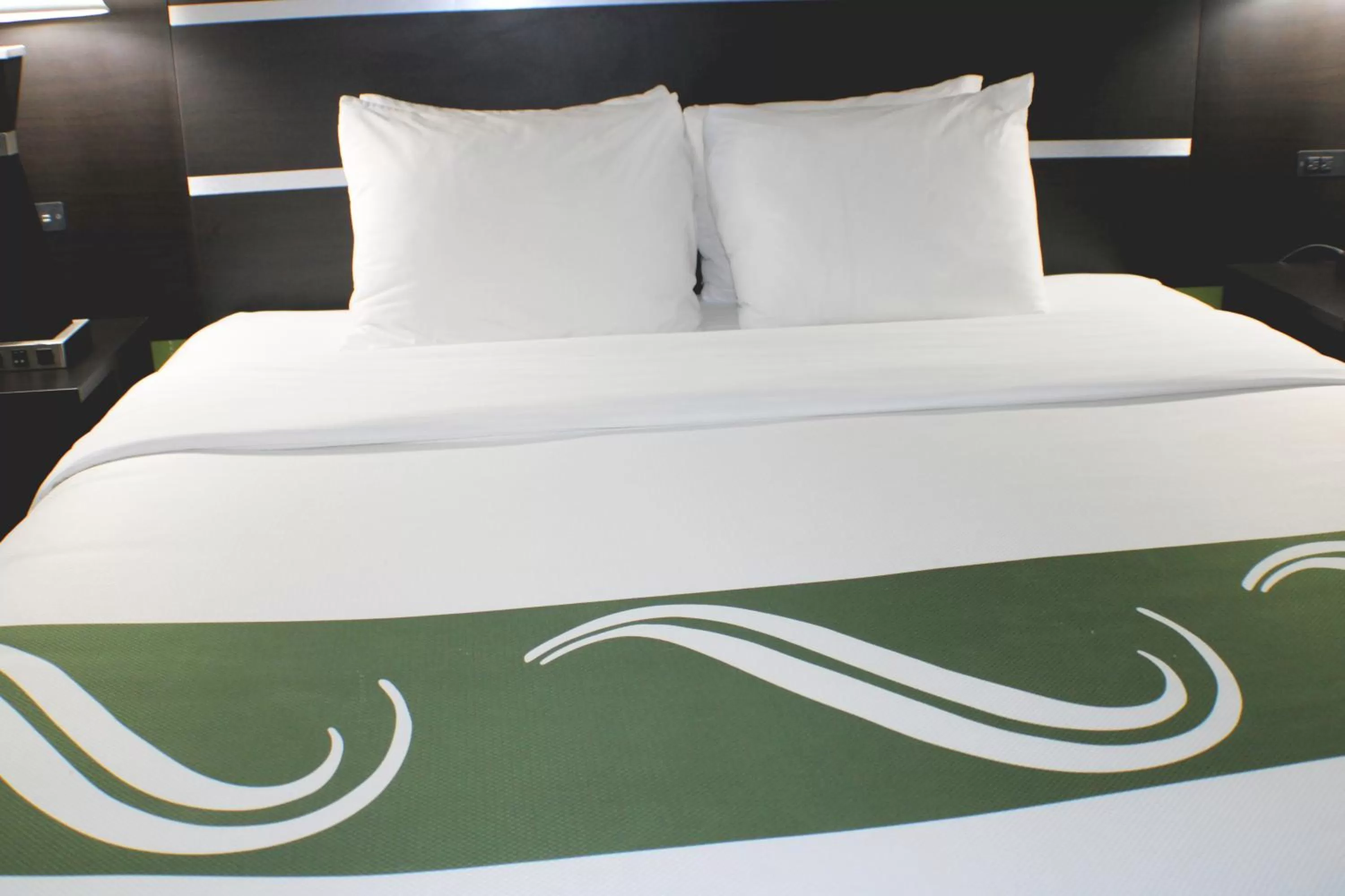 Bed in Quality Inn & Suites Bedford West