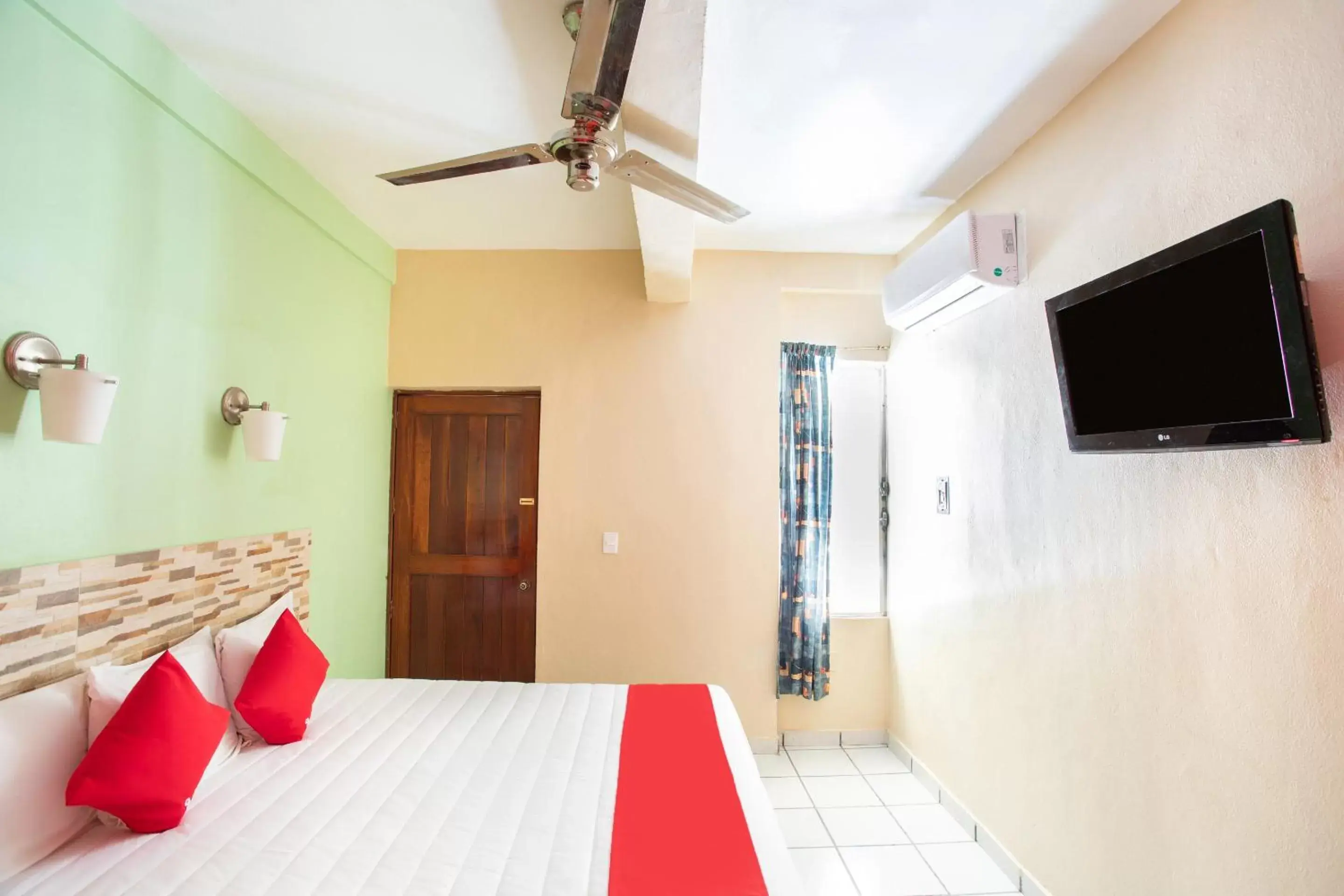 Bedroom, TV/Entertainment Center in Hotel Costa Azul