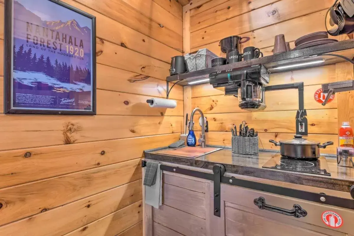 Kitchen/Kitchenette in The Lodge Nantahala River