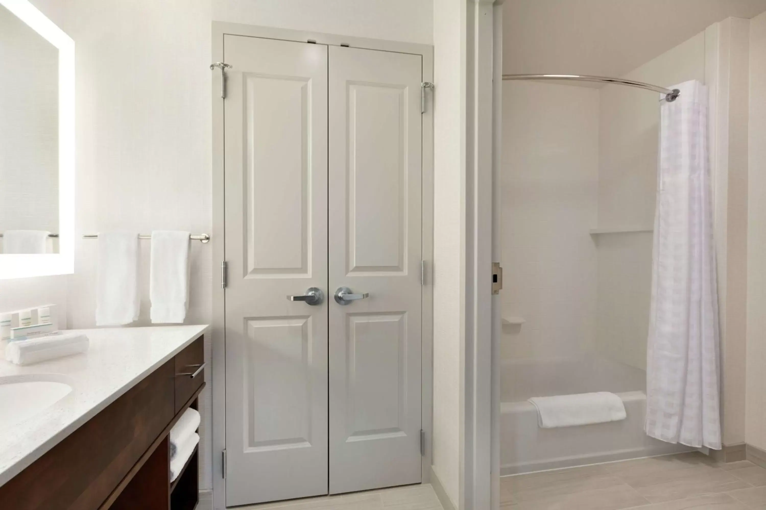 Bathroom in Homewood Suites By Hilton Arlington Rosslyn Key Bridge