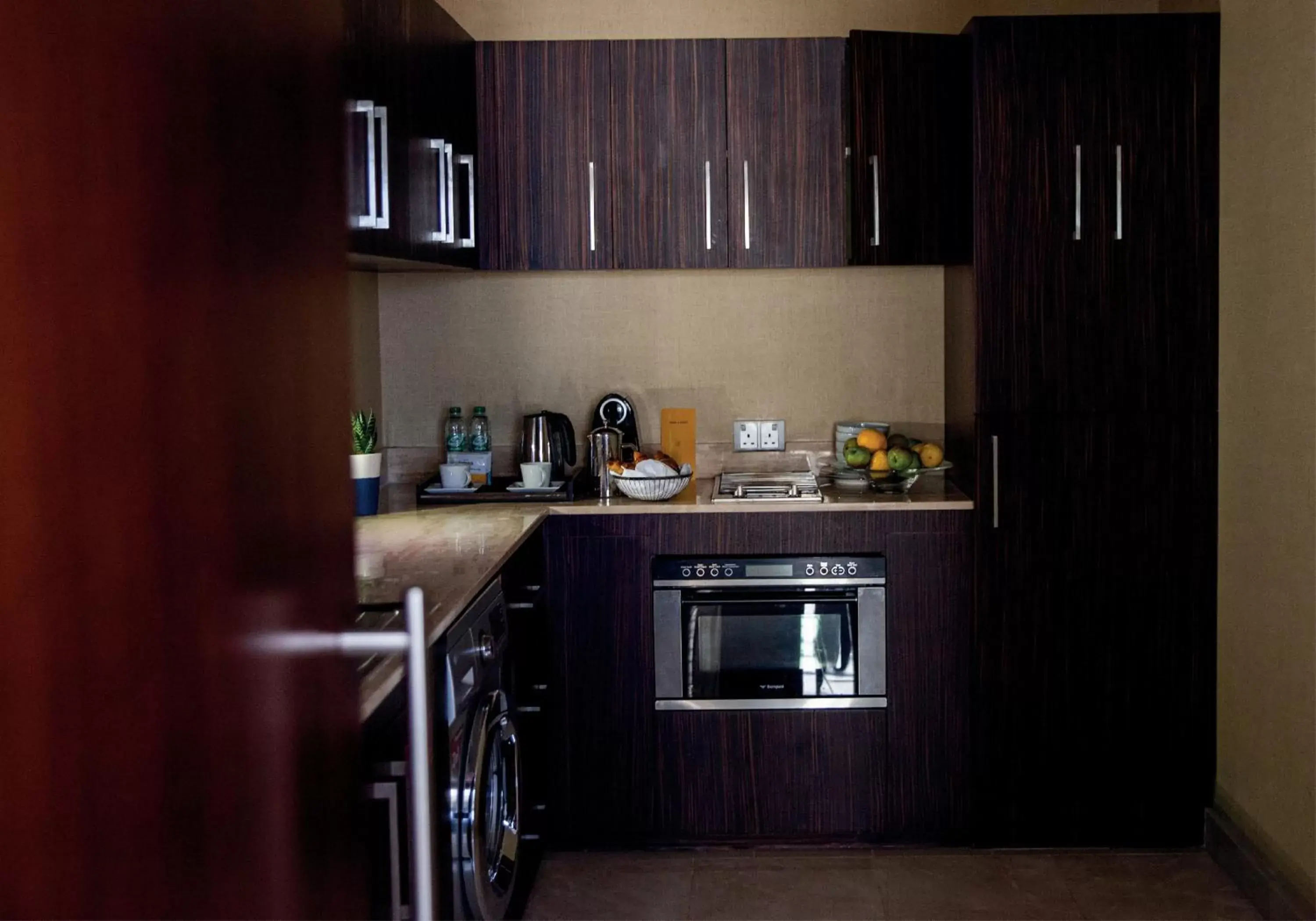 Bedroom, Kitchen/Kitchenette in voco Dubai, an IHG Hotel