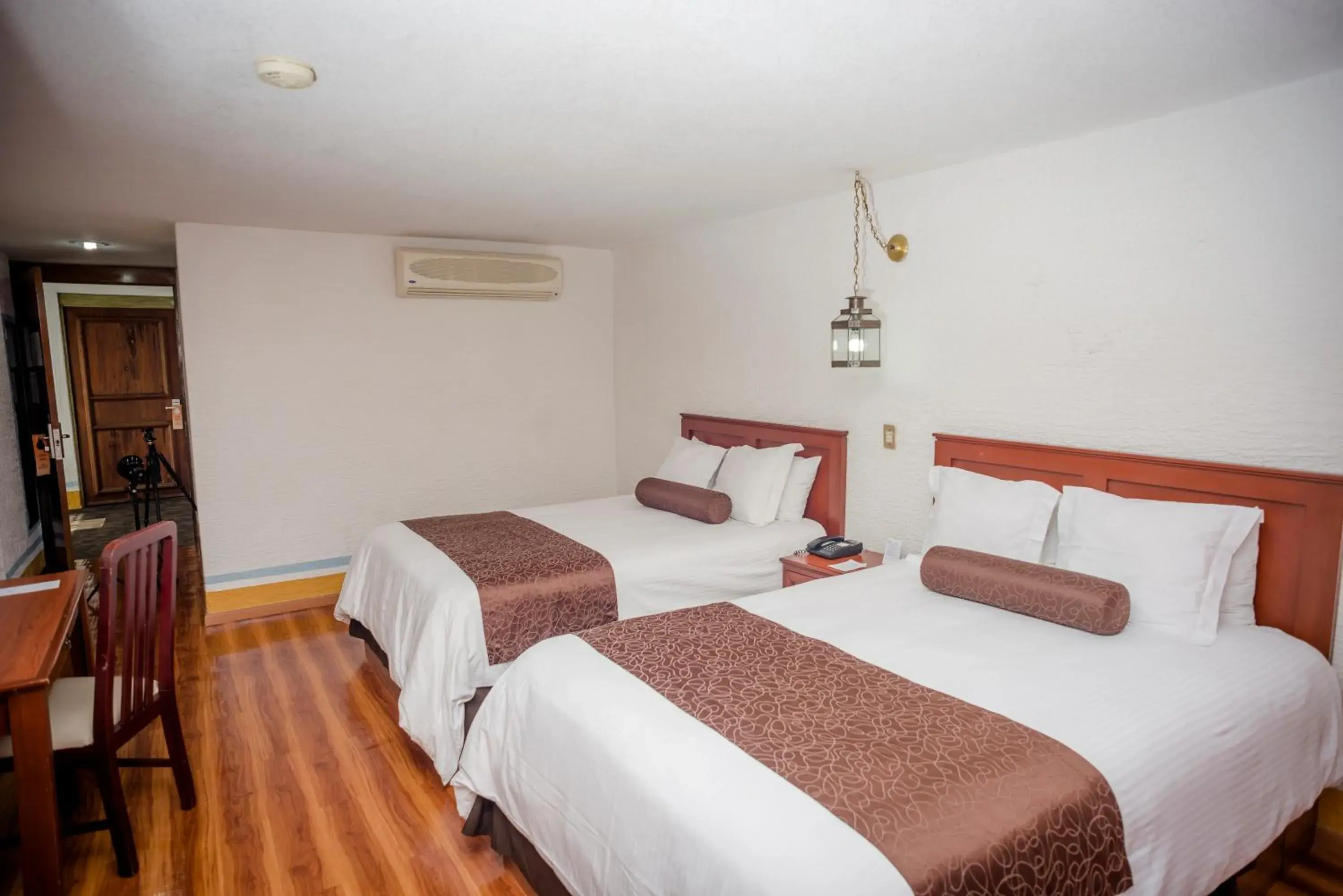 Photo of the whole room, Bed in Howard Johnson by Wyndham Morelia Calle Real Photo of the whole room, Bed in Howard Johnson by Wyndham Morelia Calle Real