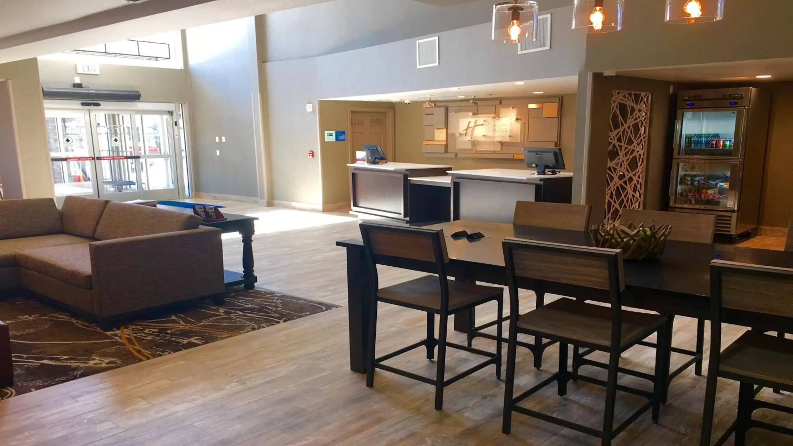 Property building, Lounge/Bar in Holiday Inn Express Hotel & Suites - Paso Robles, an IHG Hotel