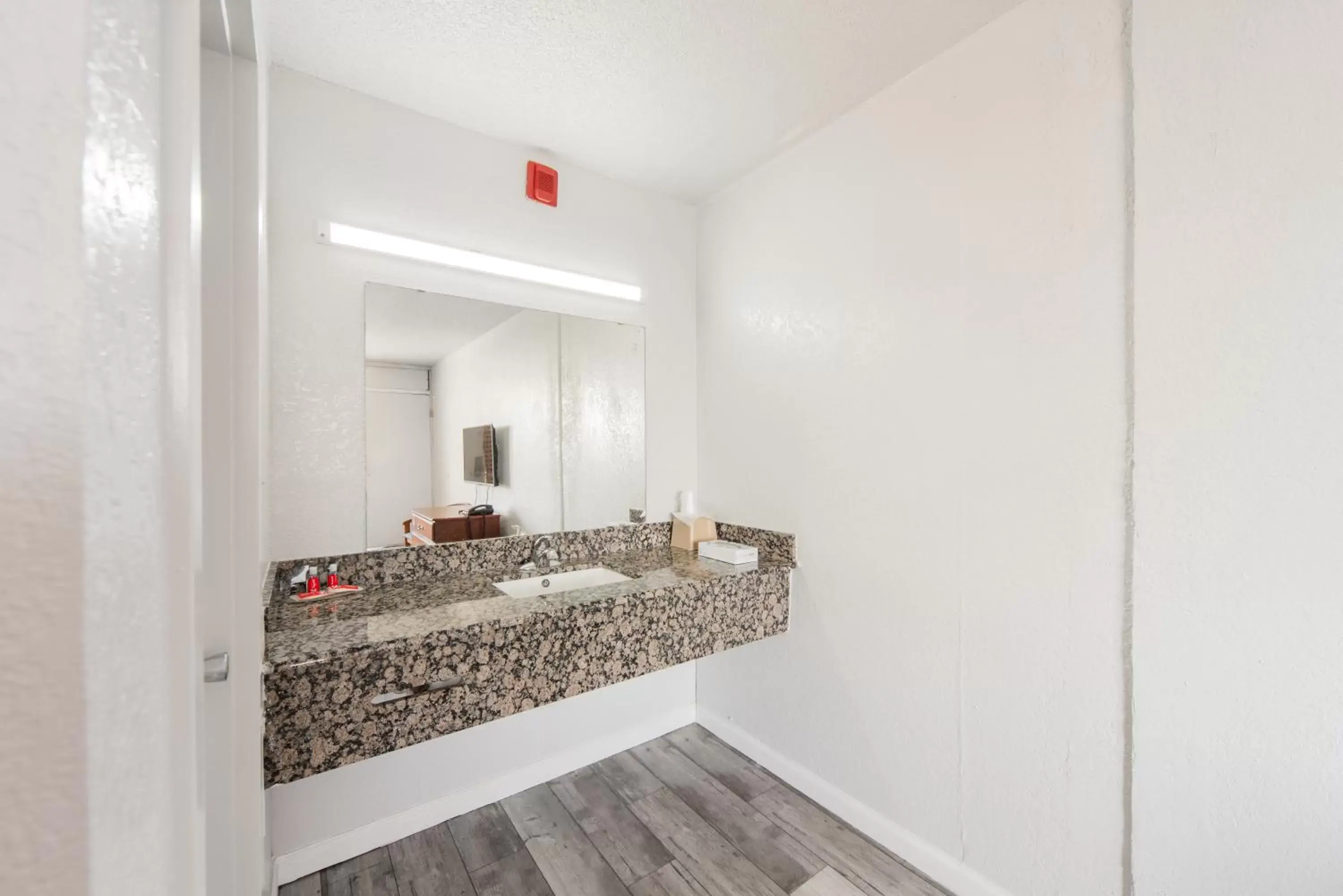 Bathroom in Econo Lodge Inn & Suites Near Bricktown