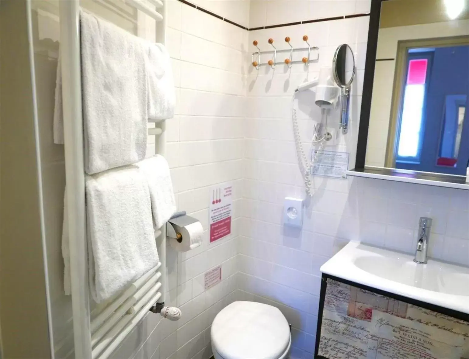 Decorative detail, Bathroom in Hôtel Mille et une Feuilles