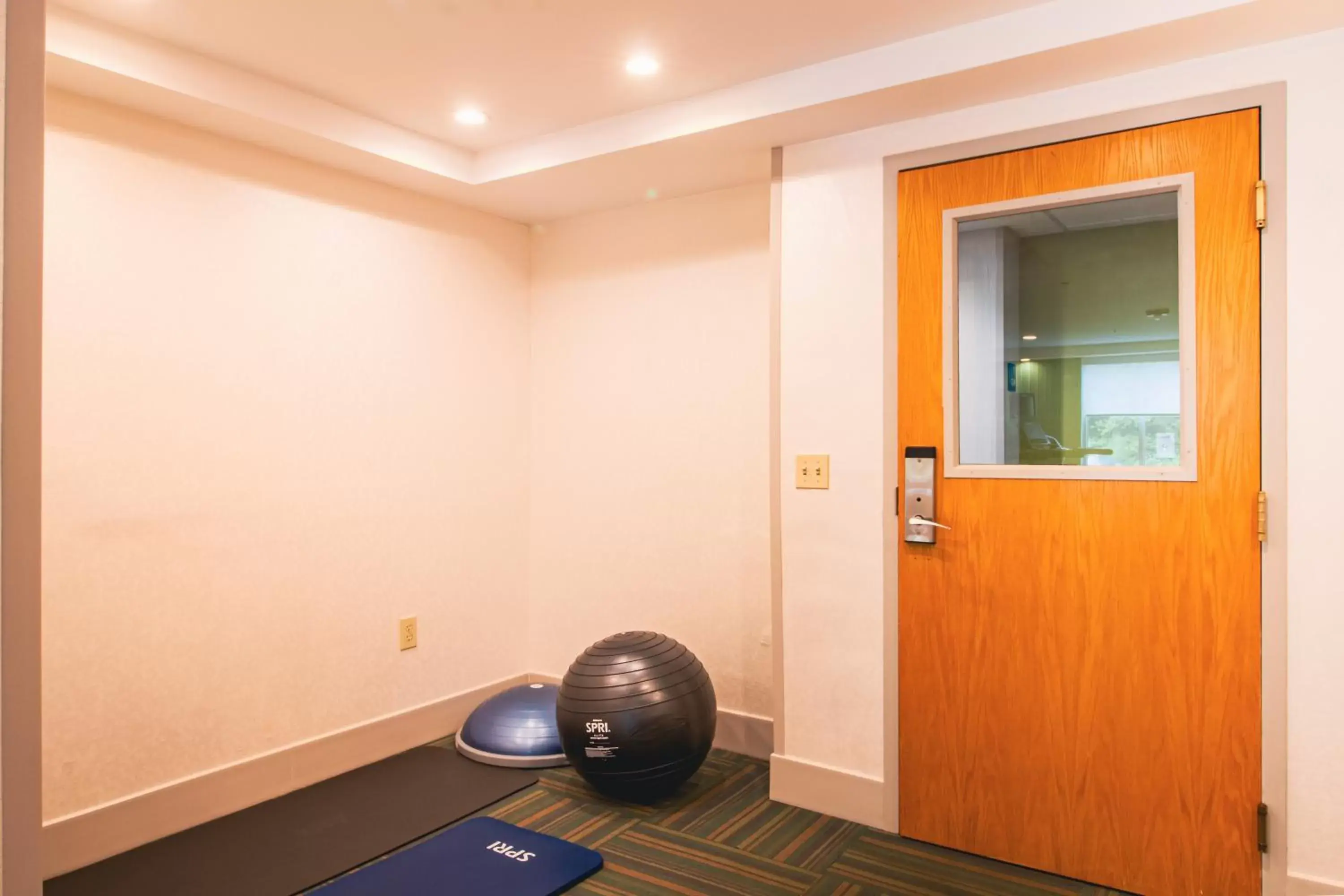 Property building, Fitness Center/Facilities in Holiday Inn Express & Suites - Lincoln East - White Mountains, an IHG Hotel