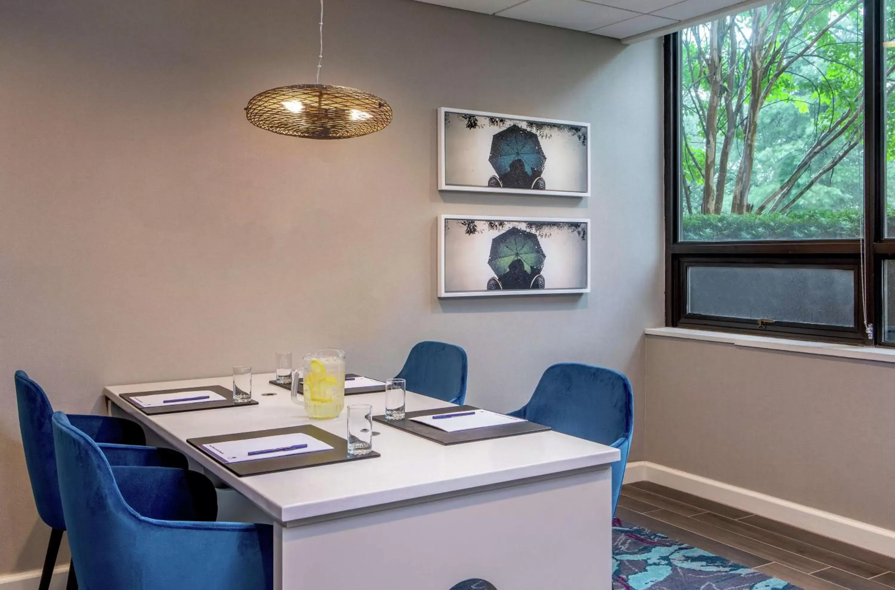 Dining area in DoubleTree by Hilton Columbia