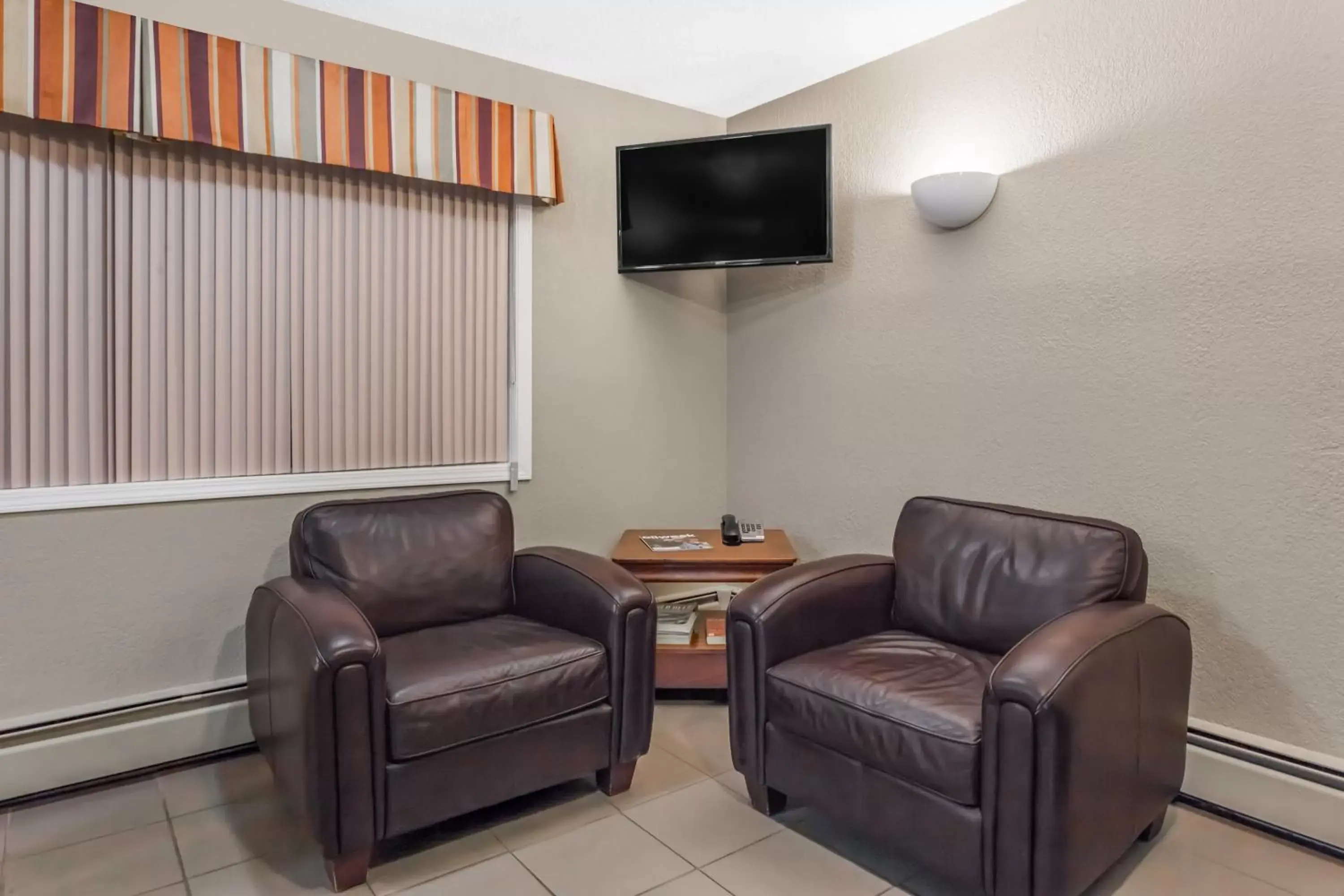 Seating Area in Super 8 by Wyndham Stettler