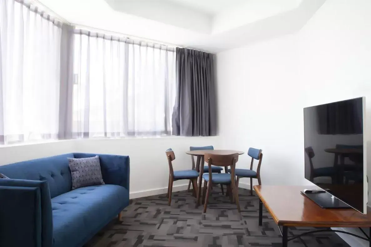 Two-Bedroom Studio Apartment in Tiki Hotel Apartments Surfers Paradise