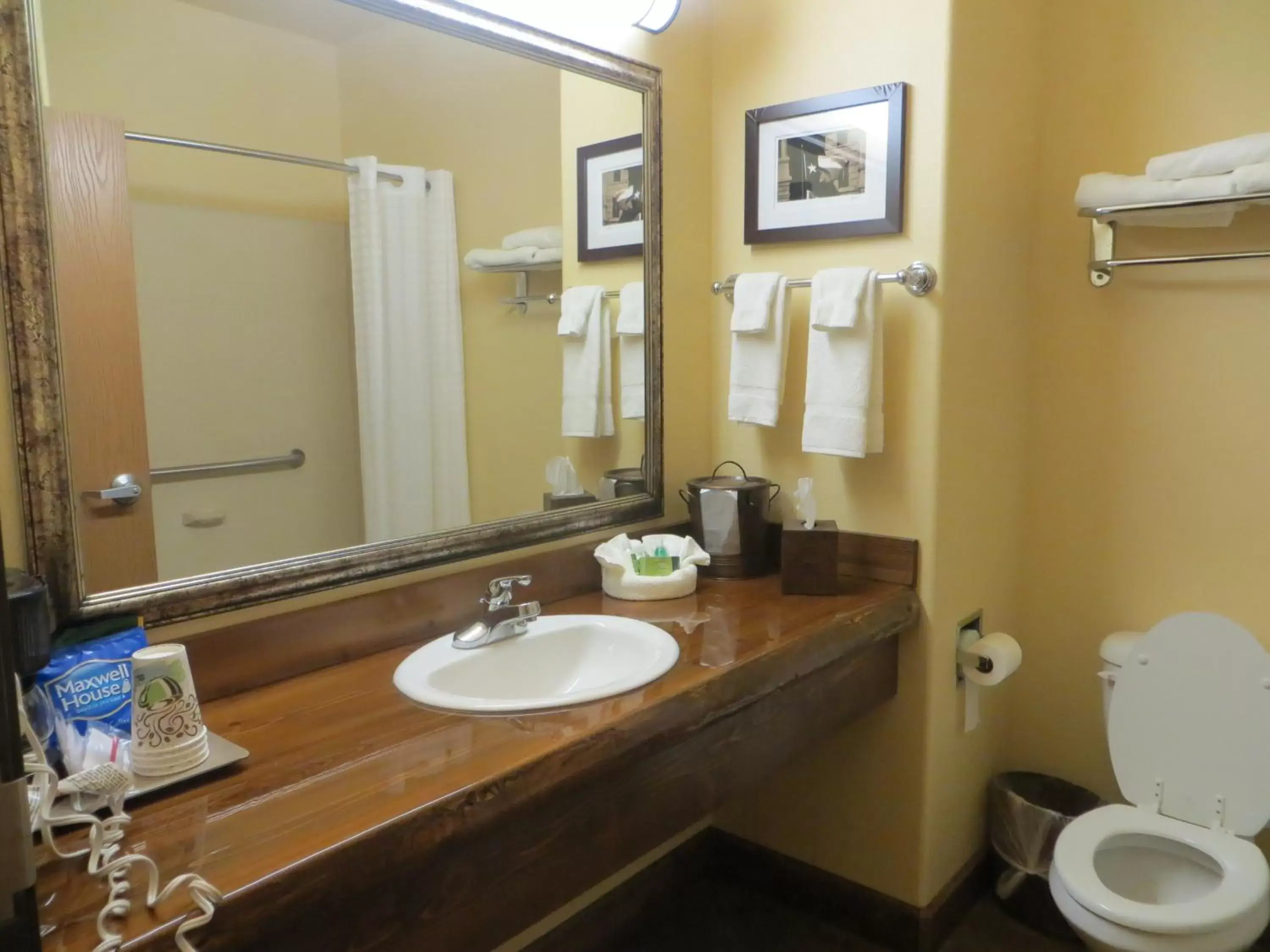 Bathroom in Hotel Texas Hallettsville