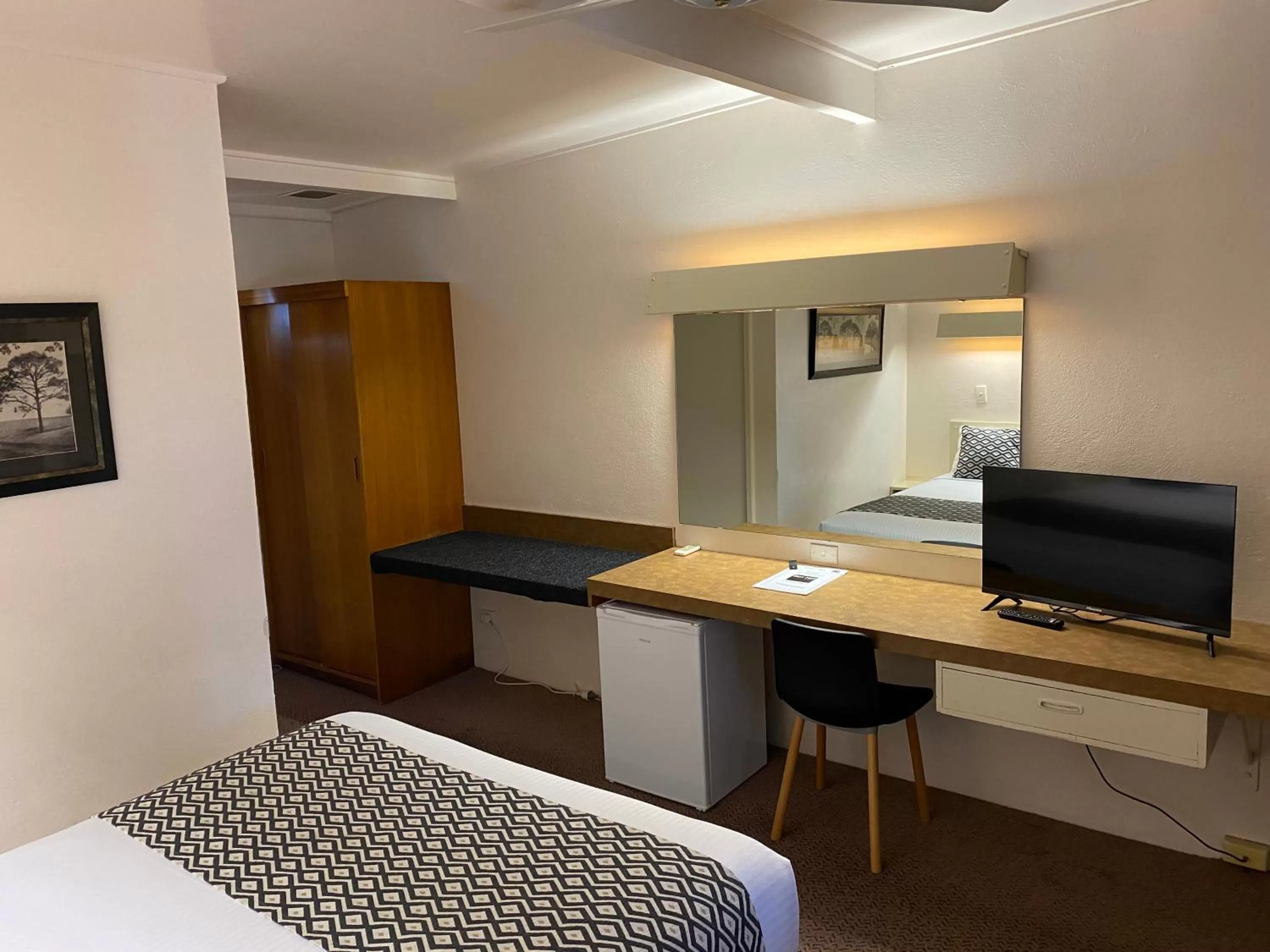 Property building, Bed in Ben Hall Motor Inn