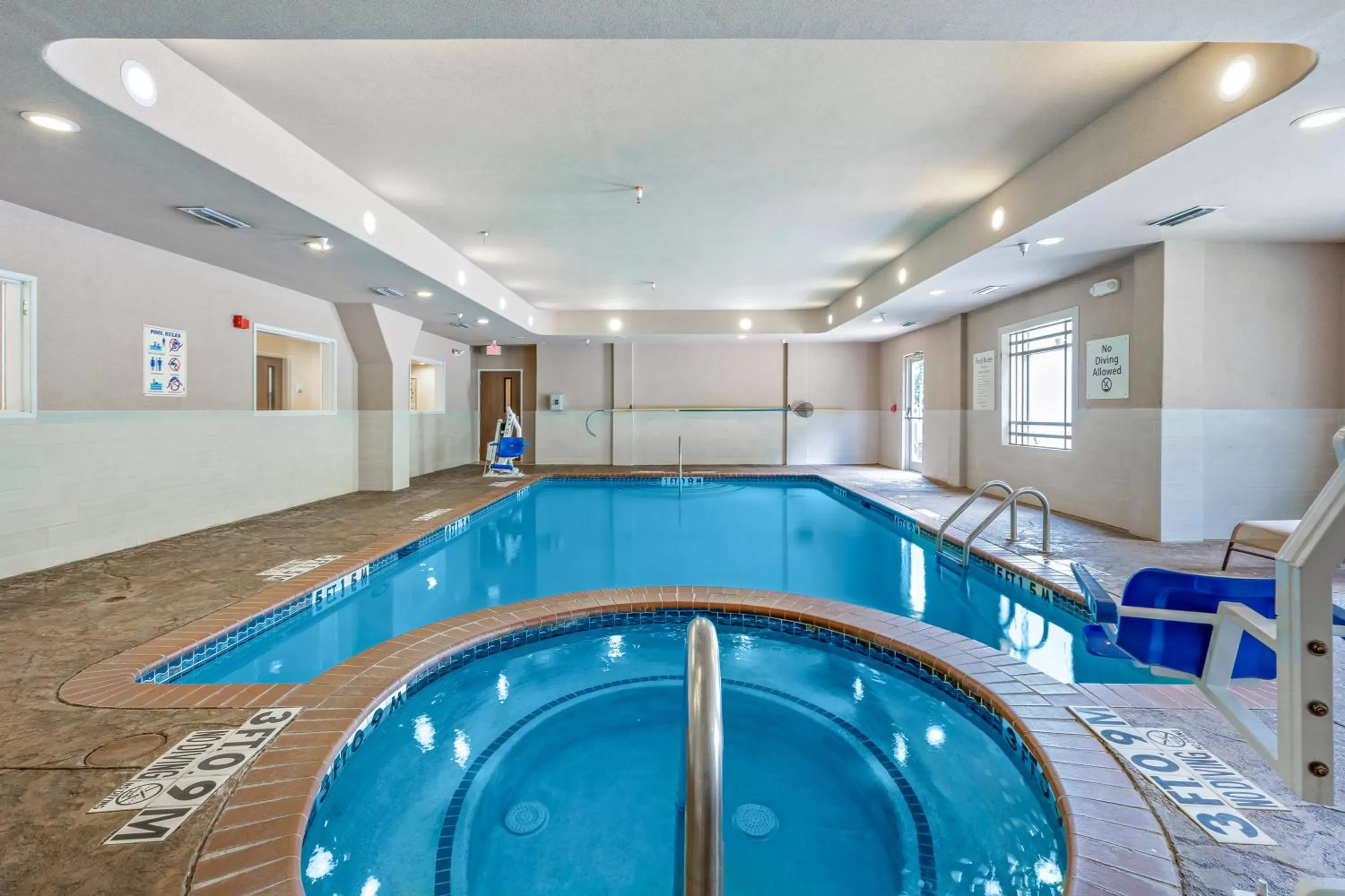 Swimming pool in Holiday Inn Express Hotel & Suites Kilgore North by IHG