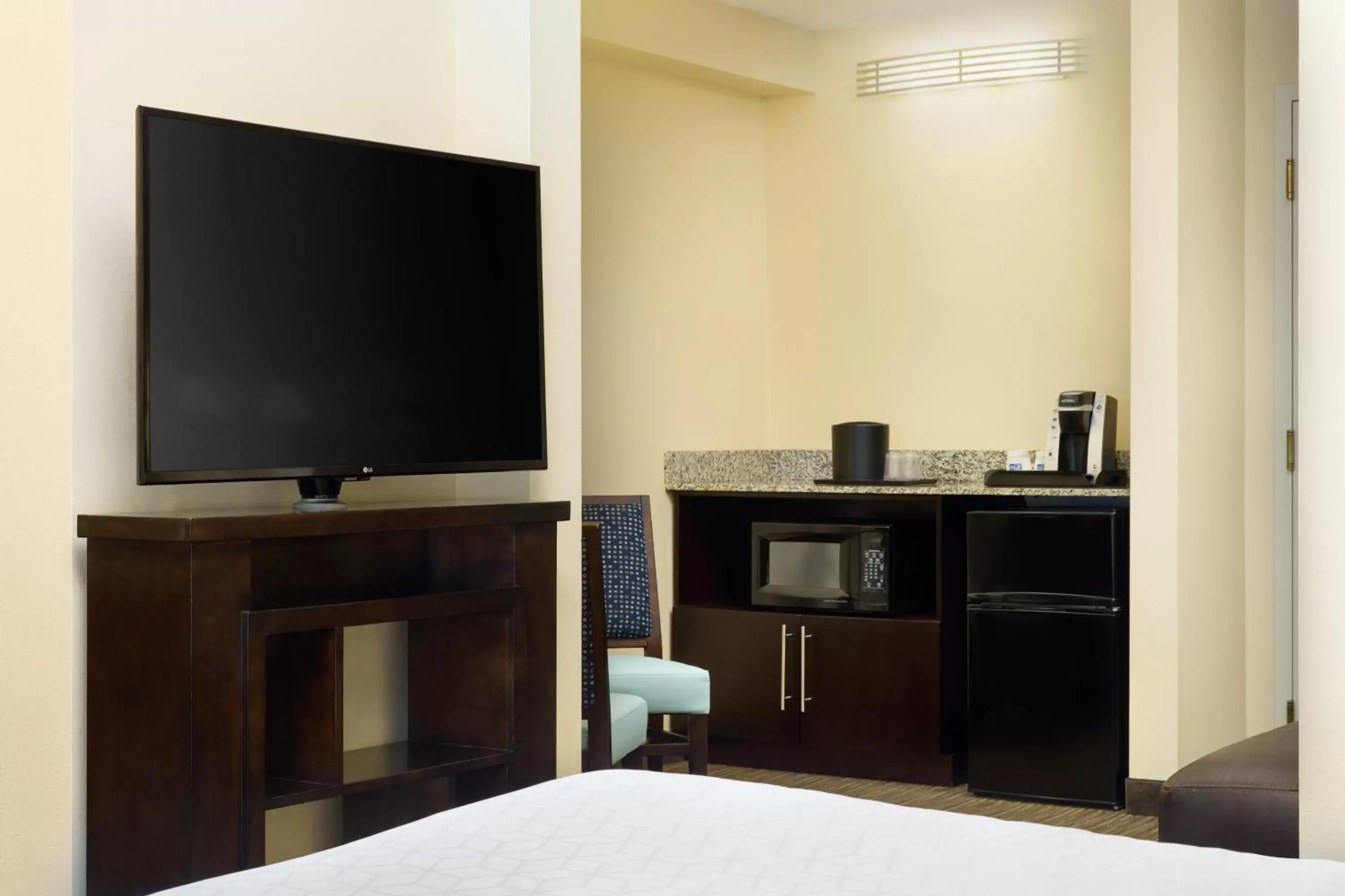 Photo of the whole room, TV/Entertainment Center in Holiday Inn Express & Suites Alpharetta, an IHG Hotel