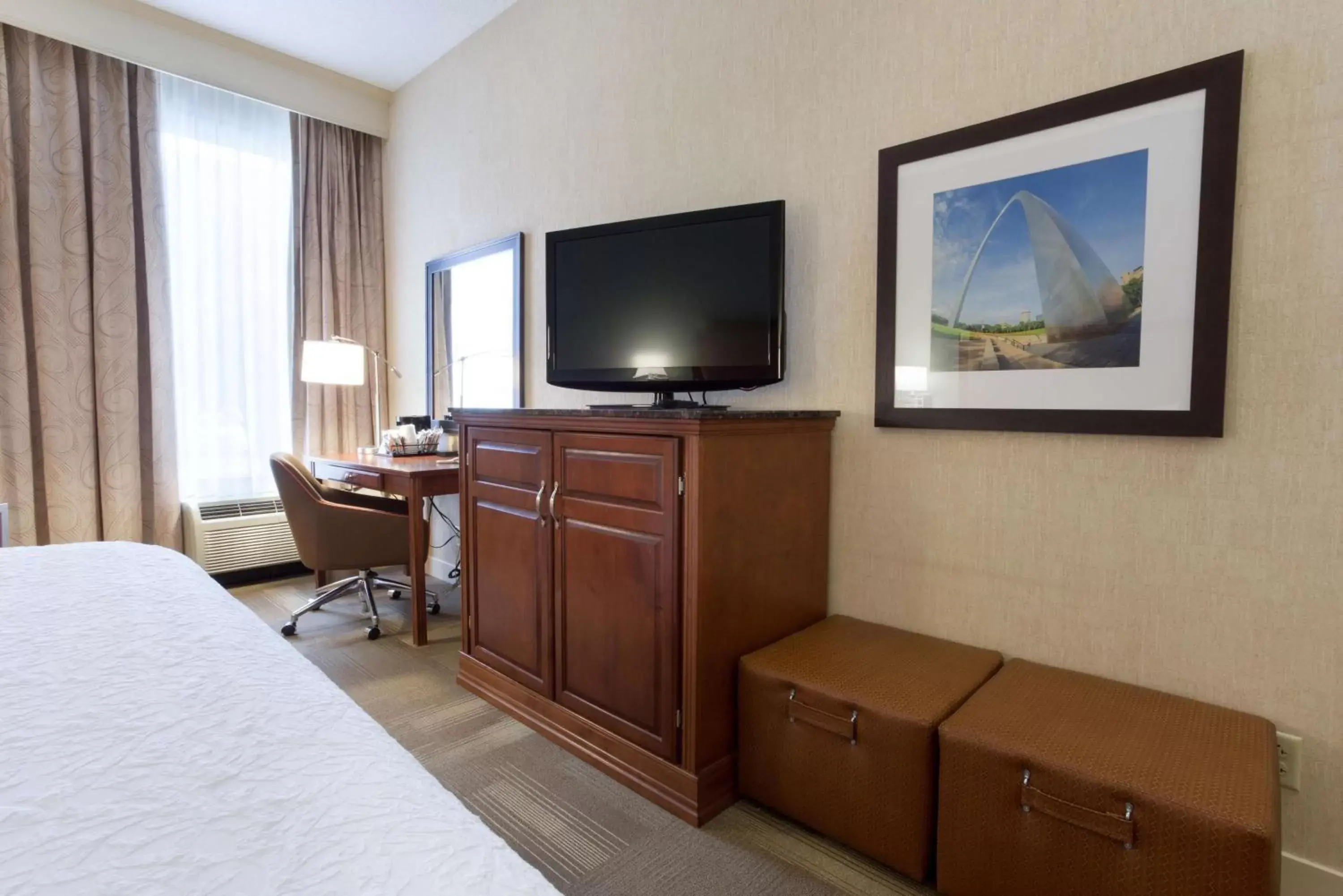 Bed, TV/Entertainment Center in Hampton Inn St. Louis Southwest