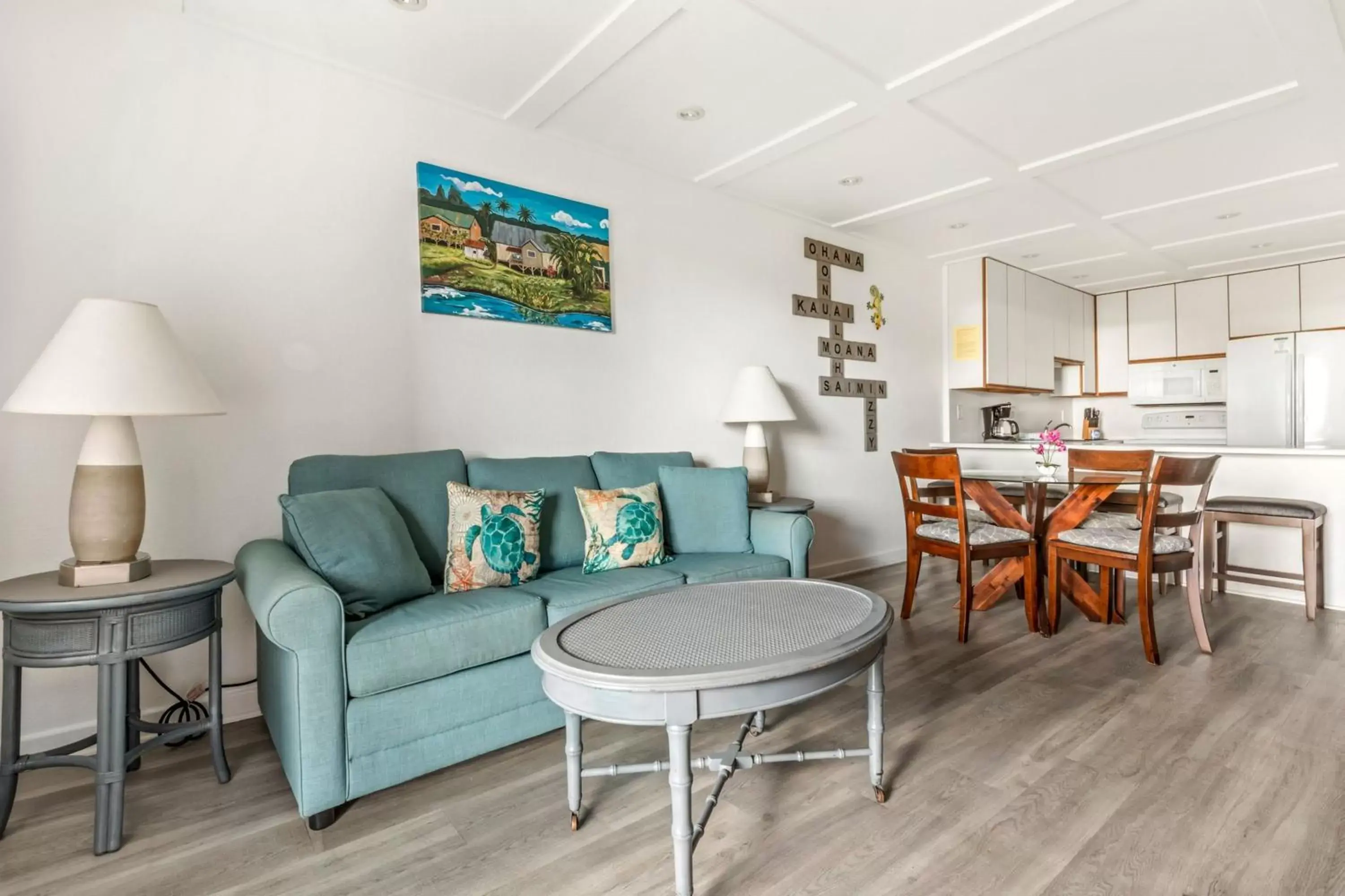 Kitchen or kitchenette, Seating Area in Banyan Harbor Resort