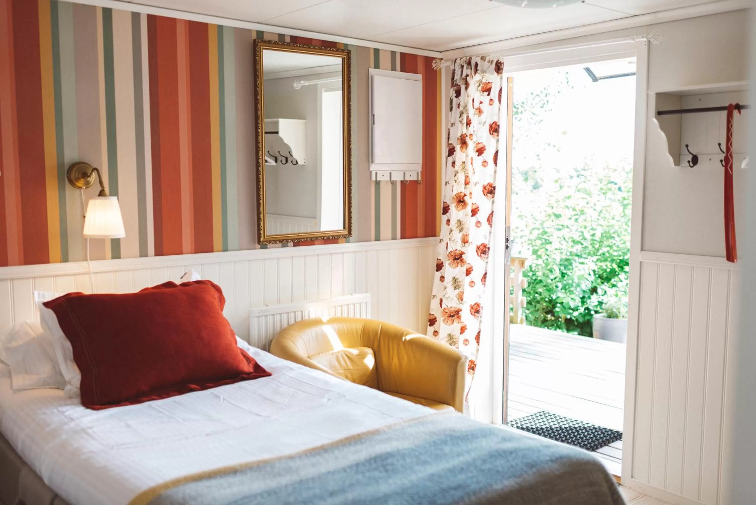 Property building, Bed in Woodstock B & B Studios