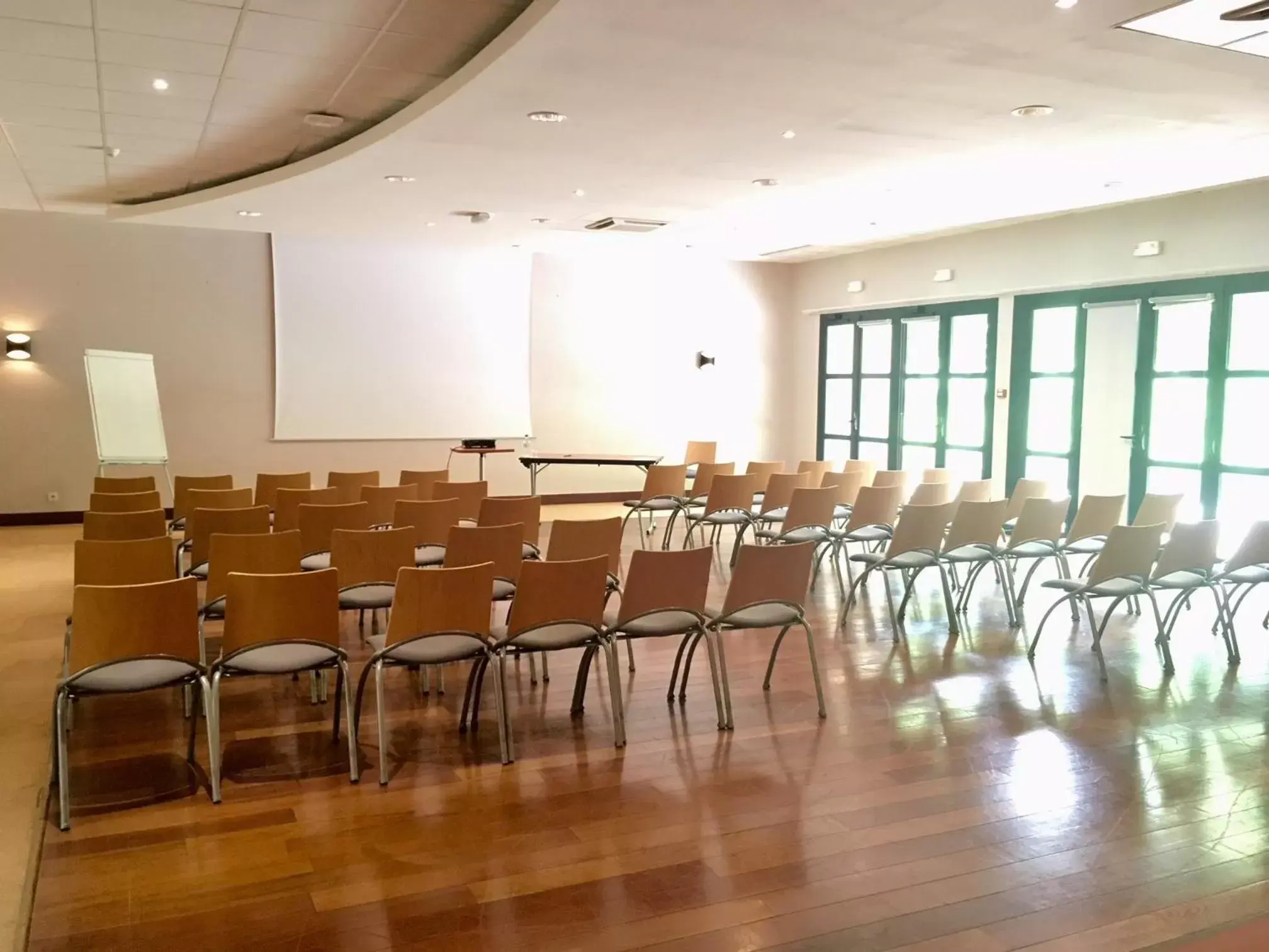 Business facilities in Le Domaine des Fontaines