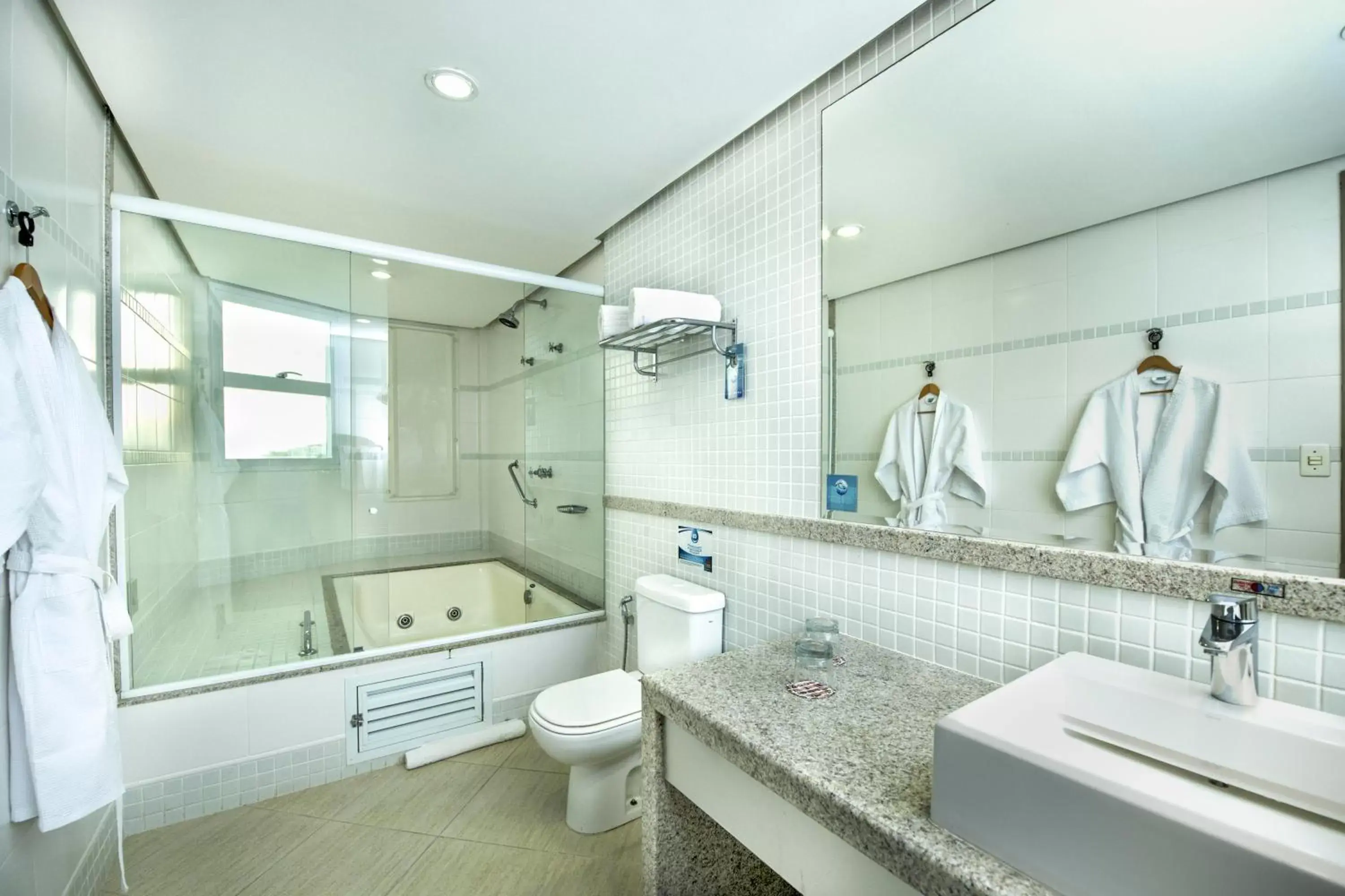 Hot Tub, Bathroom in Comfort Suites Macaé
