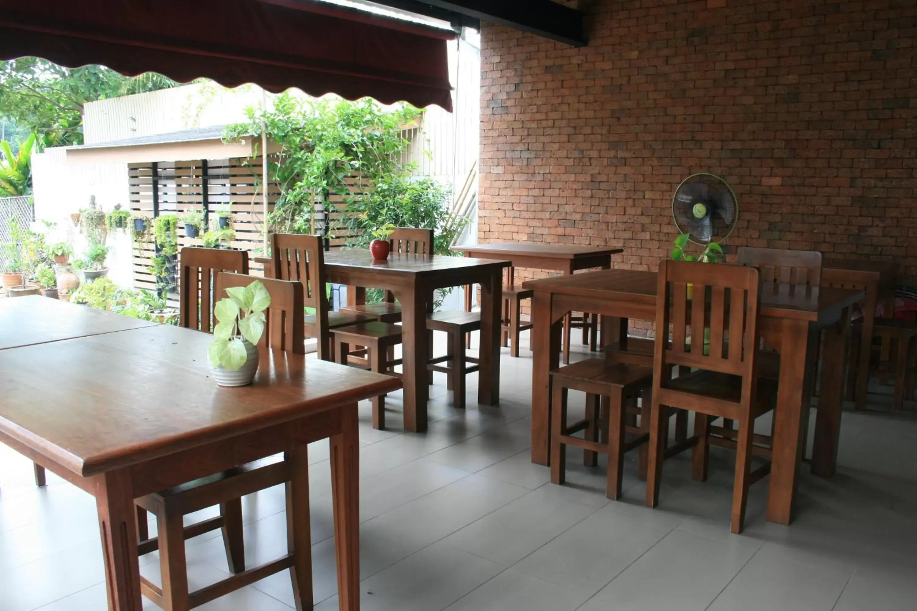Restaurant/places to eat in Baan Ing Ping