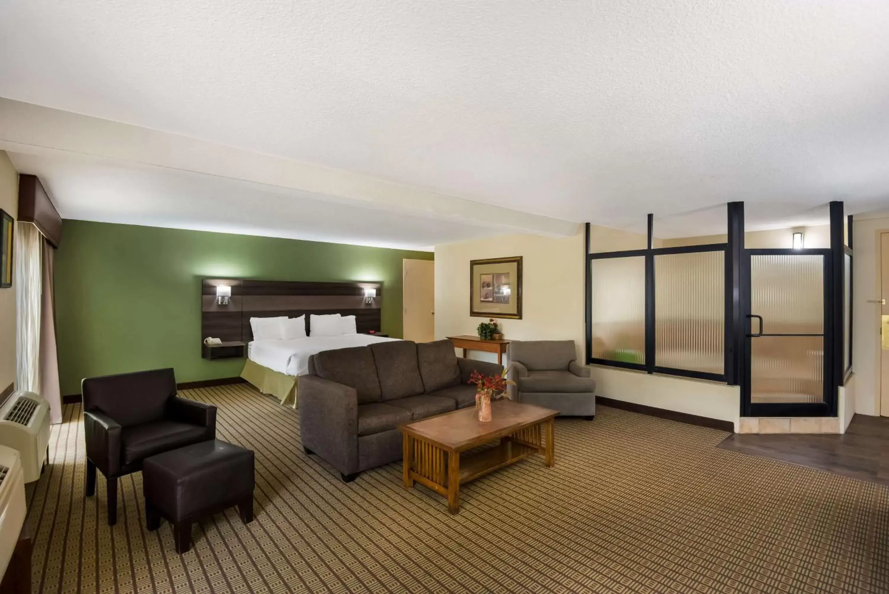 King Suite with Hot Tub - Non Smoking in Best Western Prairie Inn & Conference Center
