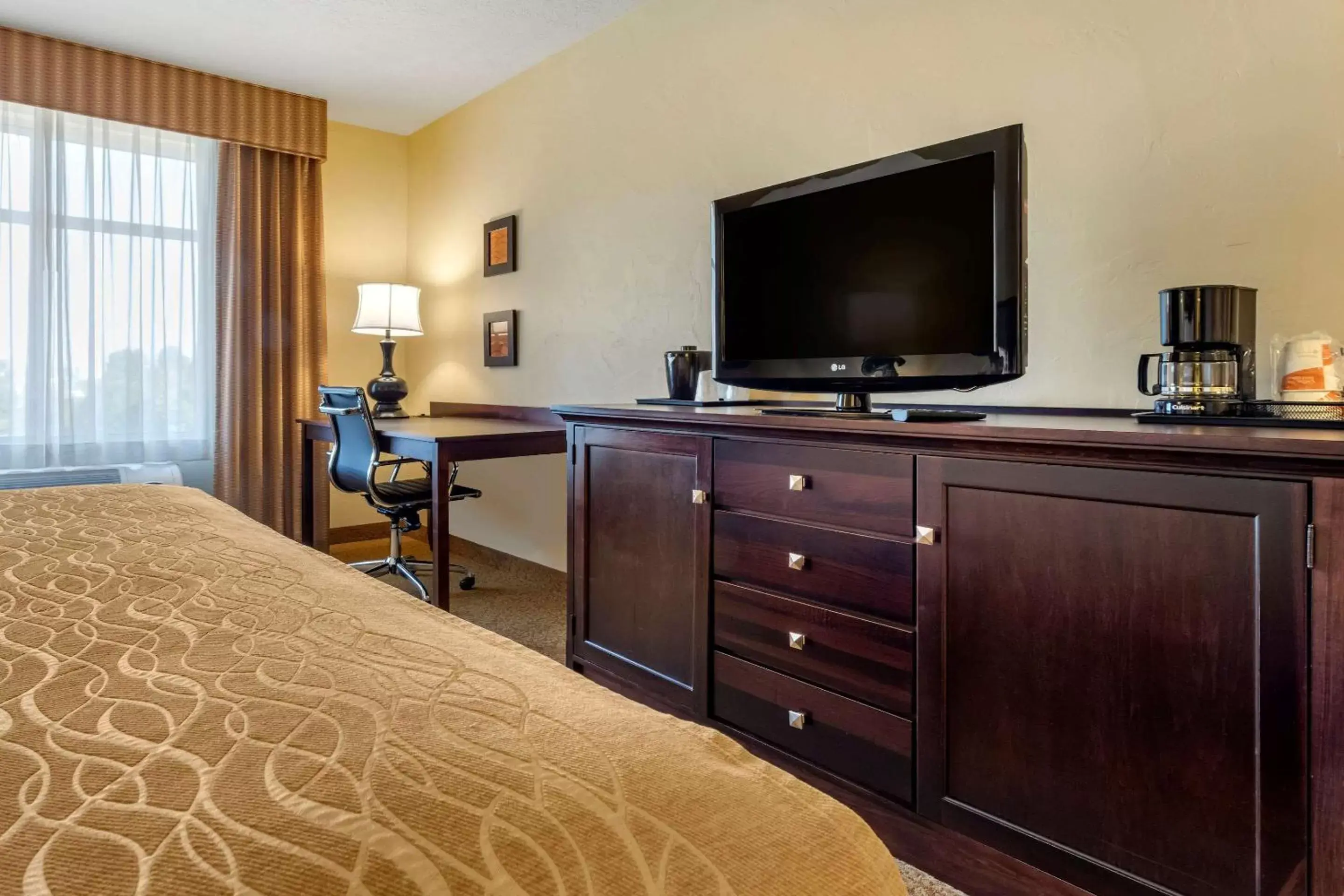 Photo of the whole room, TV/Entertainment Center in Comfort Inn & Suites