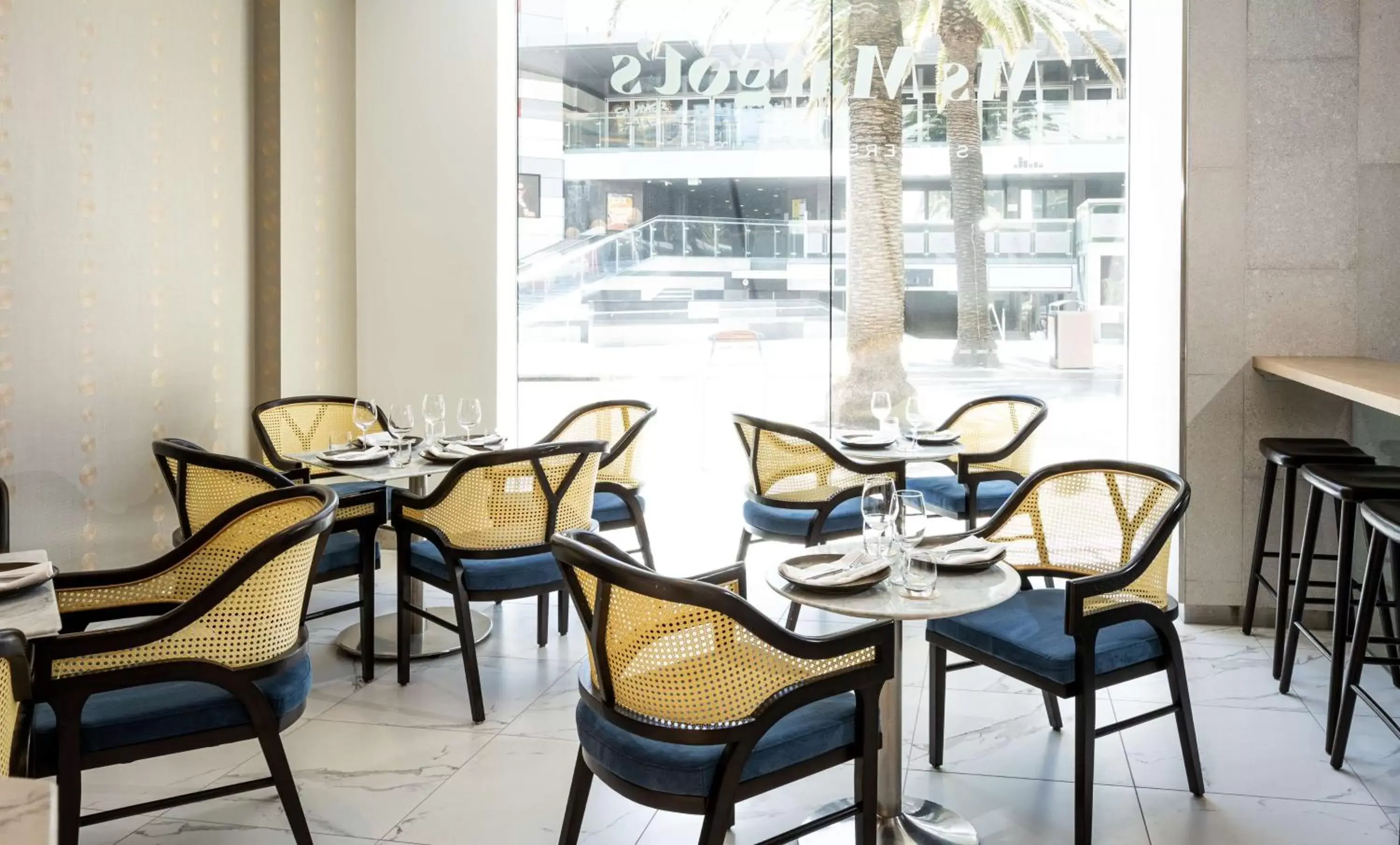 Lounge or bar, Restaurant/Places to Eat in Hilton Surfers Paradise Hotel & Residences