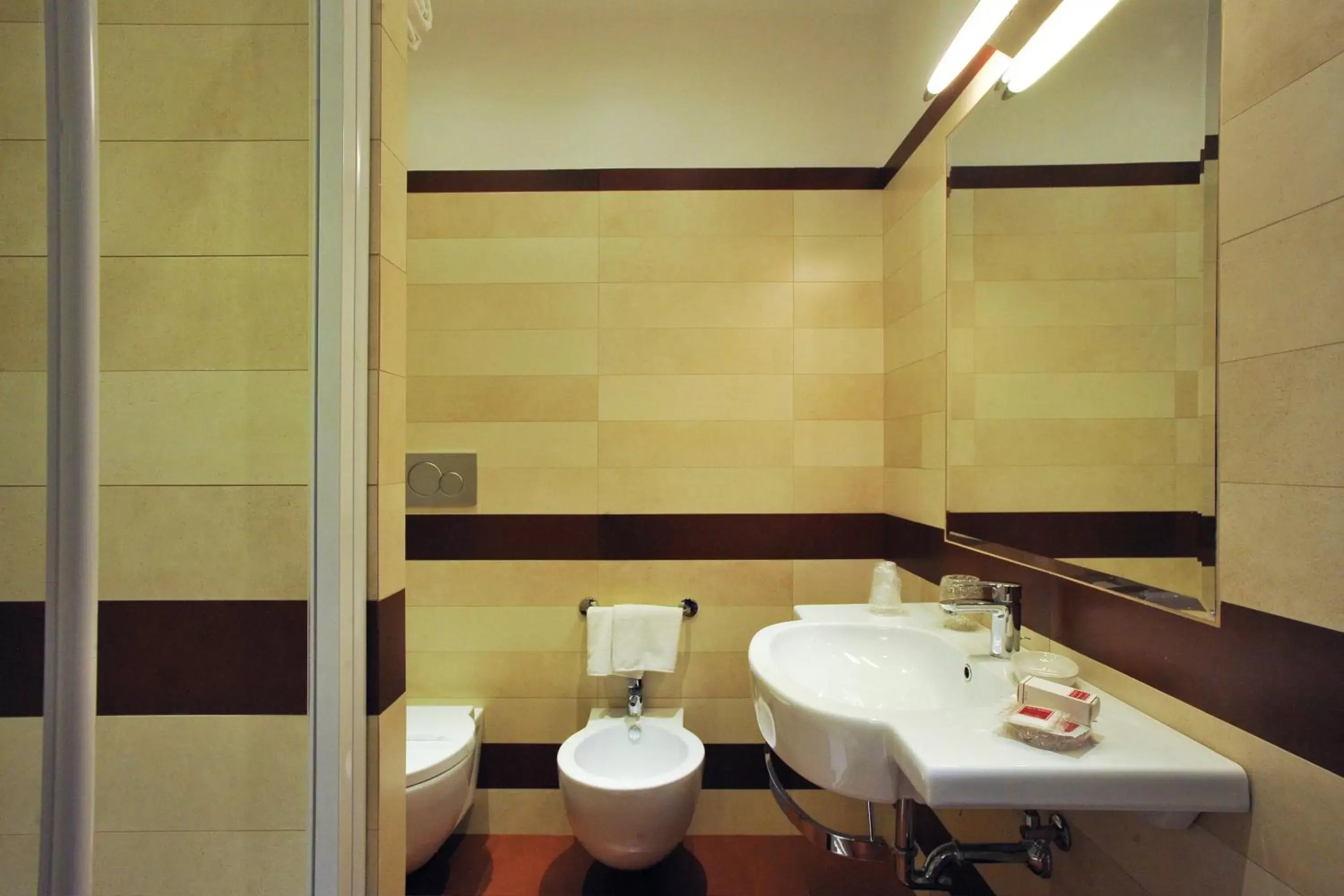 Bathroom in Hotel Roma Tiburtina Metro