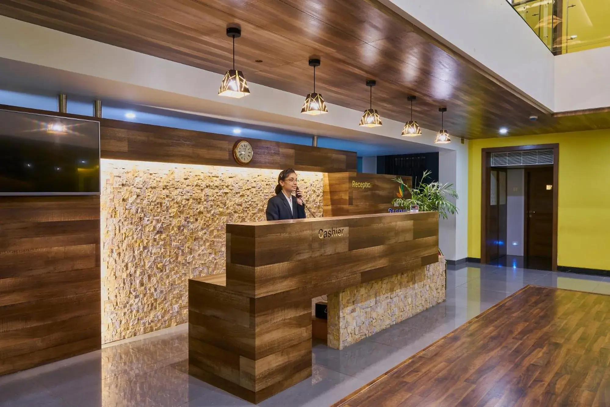 Lobby or reception in Hotel 3 Leaves NEAR CENTRAL BUS STAND Lobby or reception in Hotel 3 Leaves NEAR CENTRAL BUS STAND