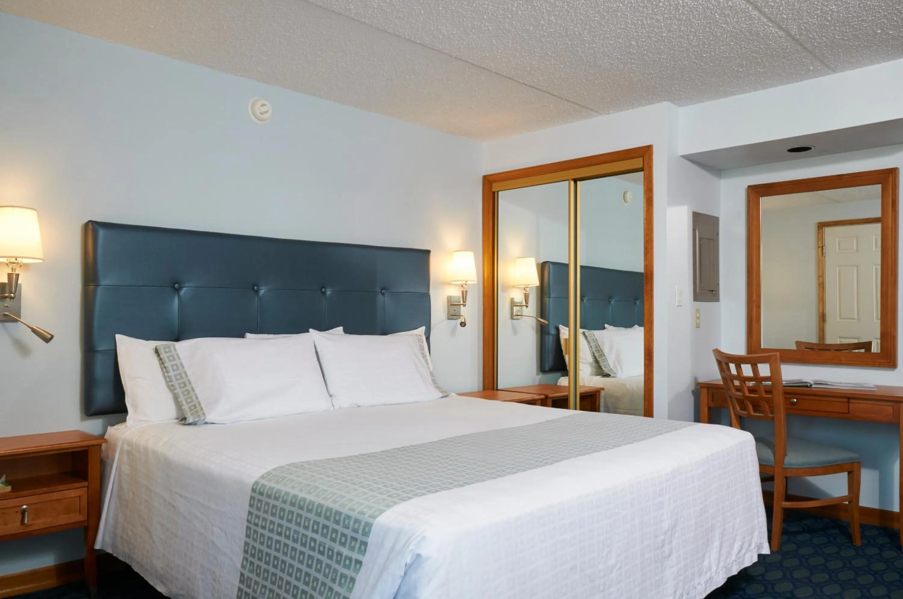 Bedroom, Bed in Sea Crest Inn