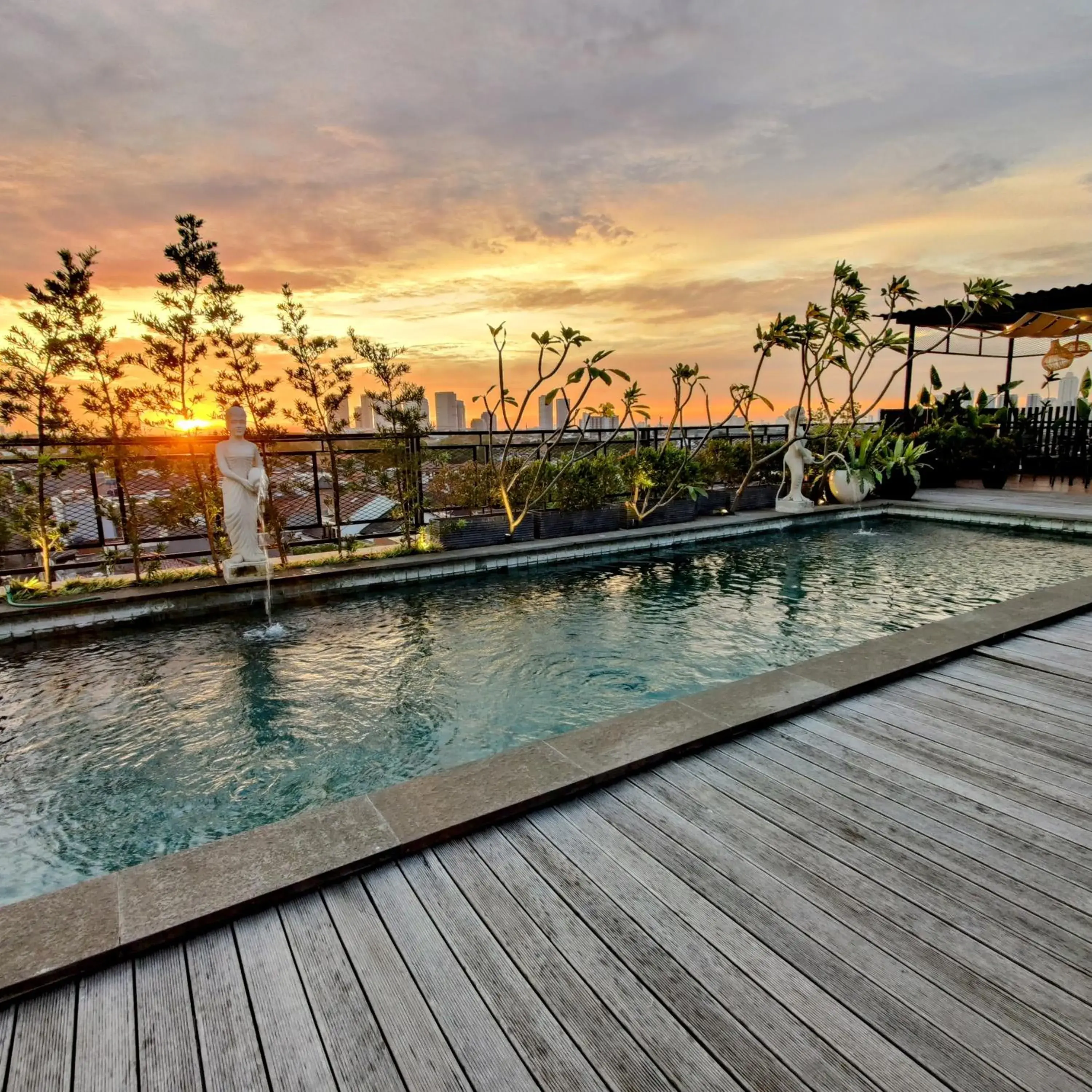 Swimming pool, Sunrise/Sunset in The Mango Suites by Flat06