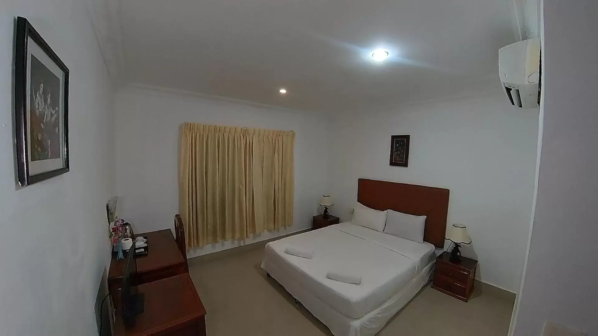 Bed in Riverside Hotel Phnom Penh Bed in Riverside Hotel Phnom Penh