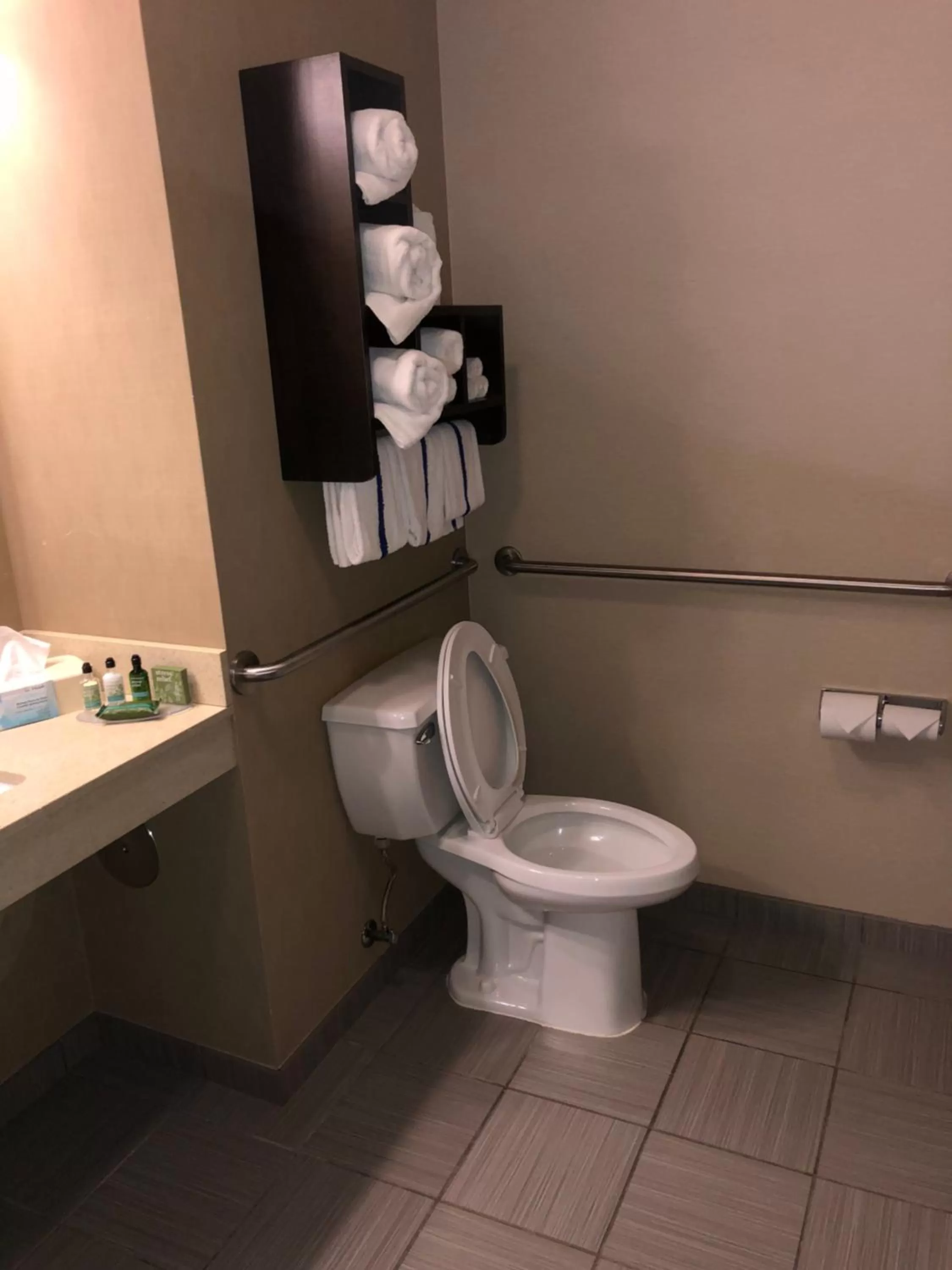 Countryview Inn & Suites