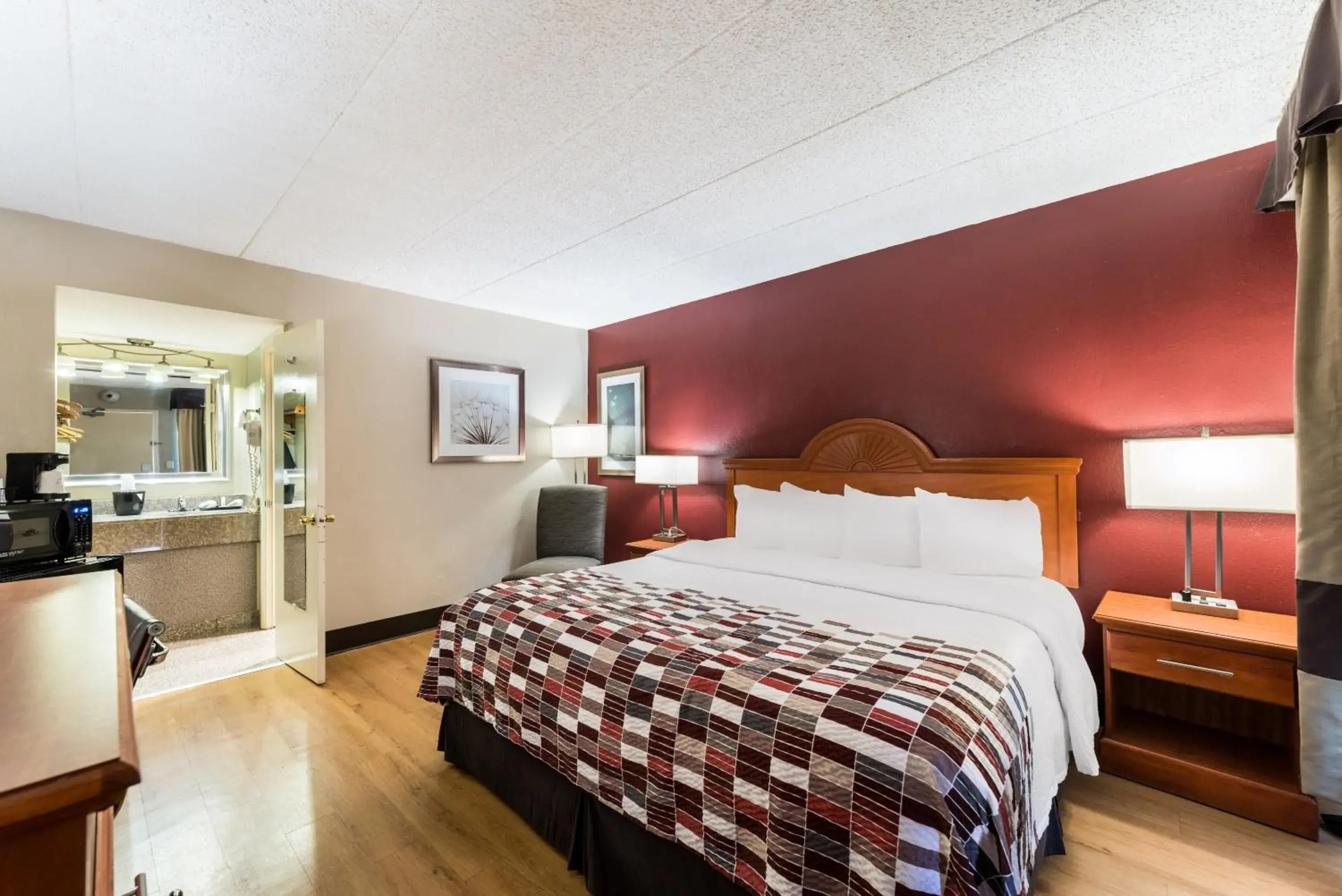 Photo of the whole room, Bed in Red Roof Inn Morton Grove