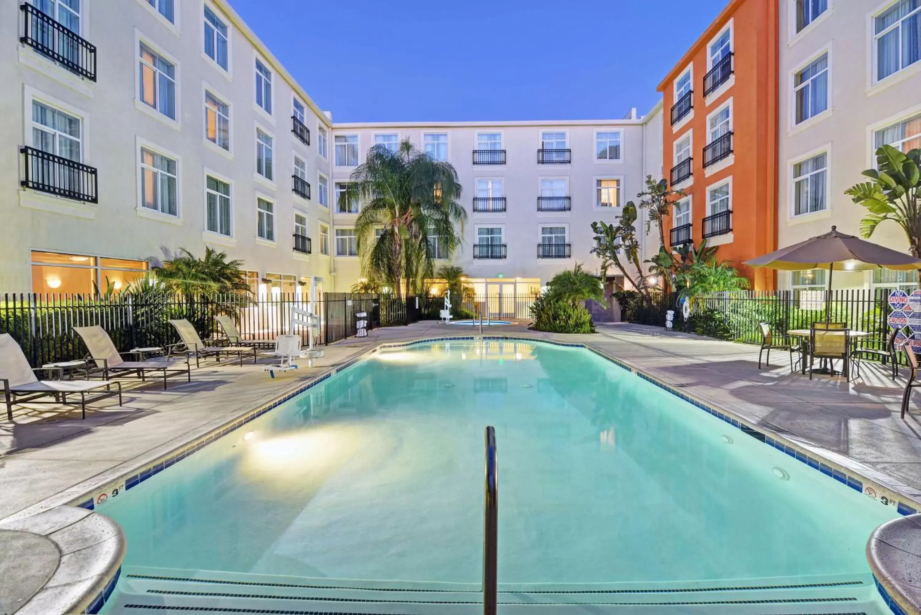 Pool view in Embassy Suites Valencia Pool view in Embassy Suites Valencia