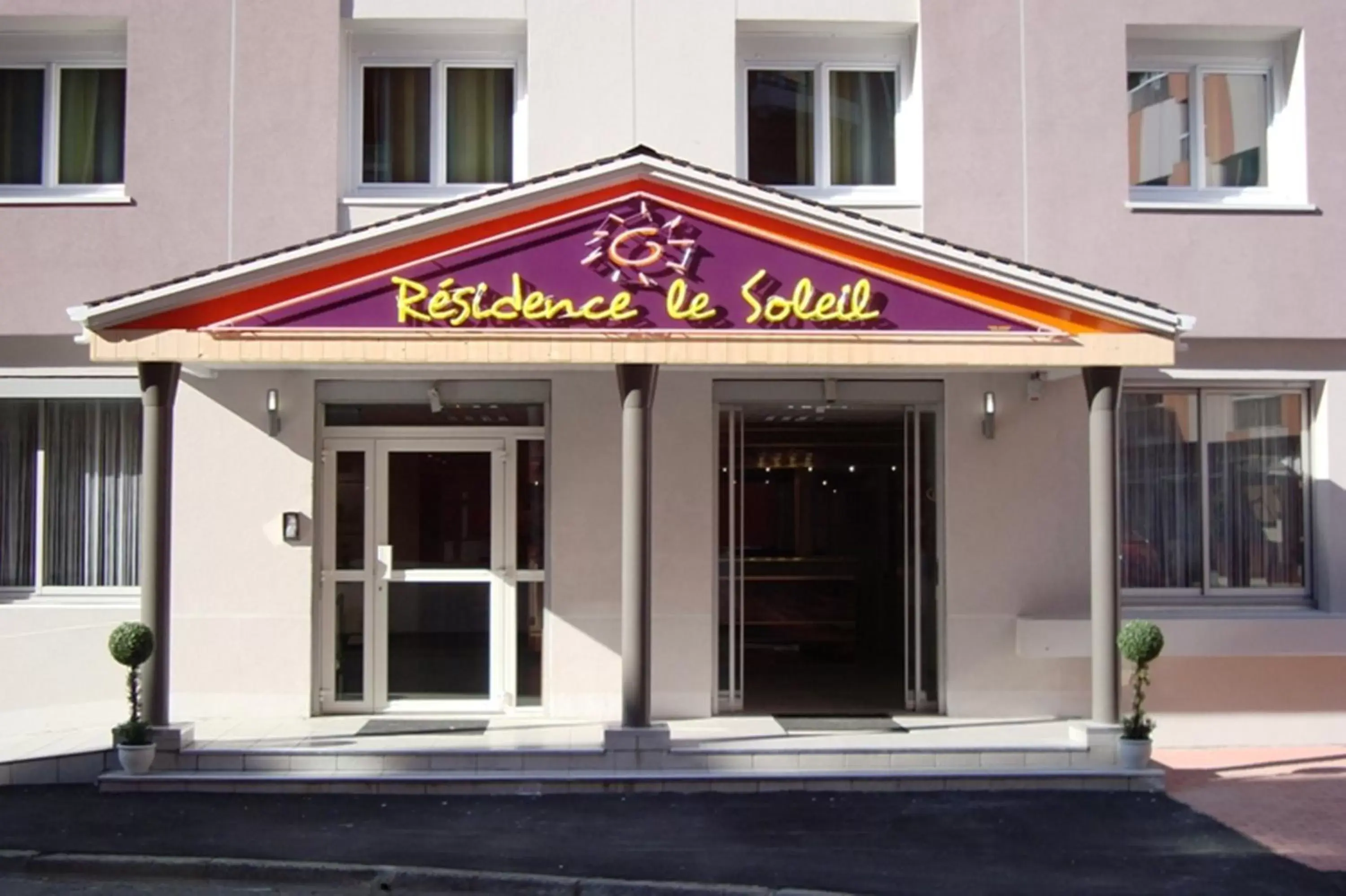 Facade/entrance, Property Building in Résidence du Soleil